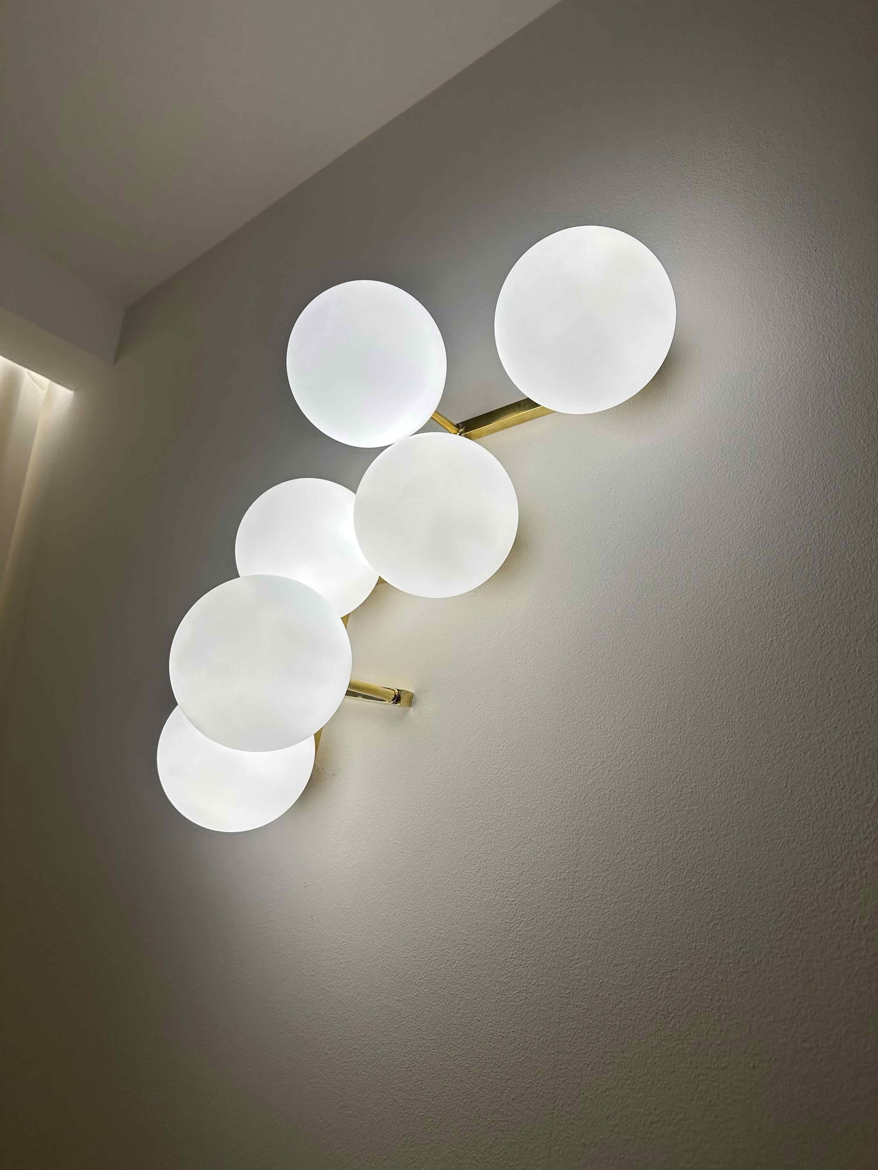 Apliques 'Nuvola' con 6 Esferas de Cristal de Murano y Estructura de Latón en venta 1