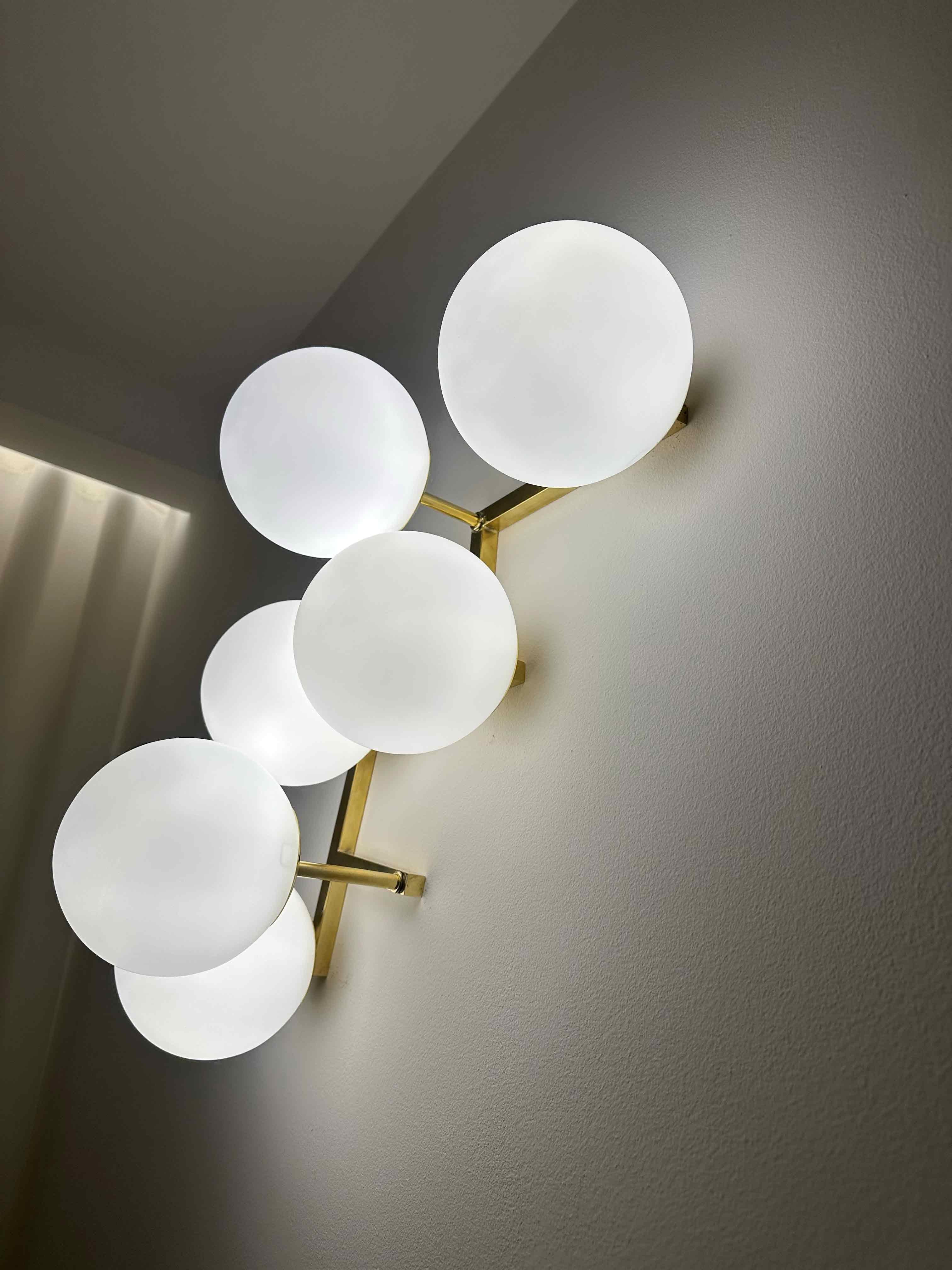 Apliques 'Nuvola' con 6 Esferas de Cristal de Murano y Estructura de Latón en venta 2