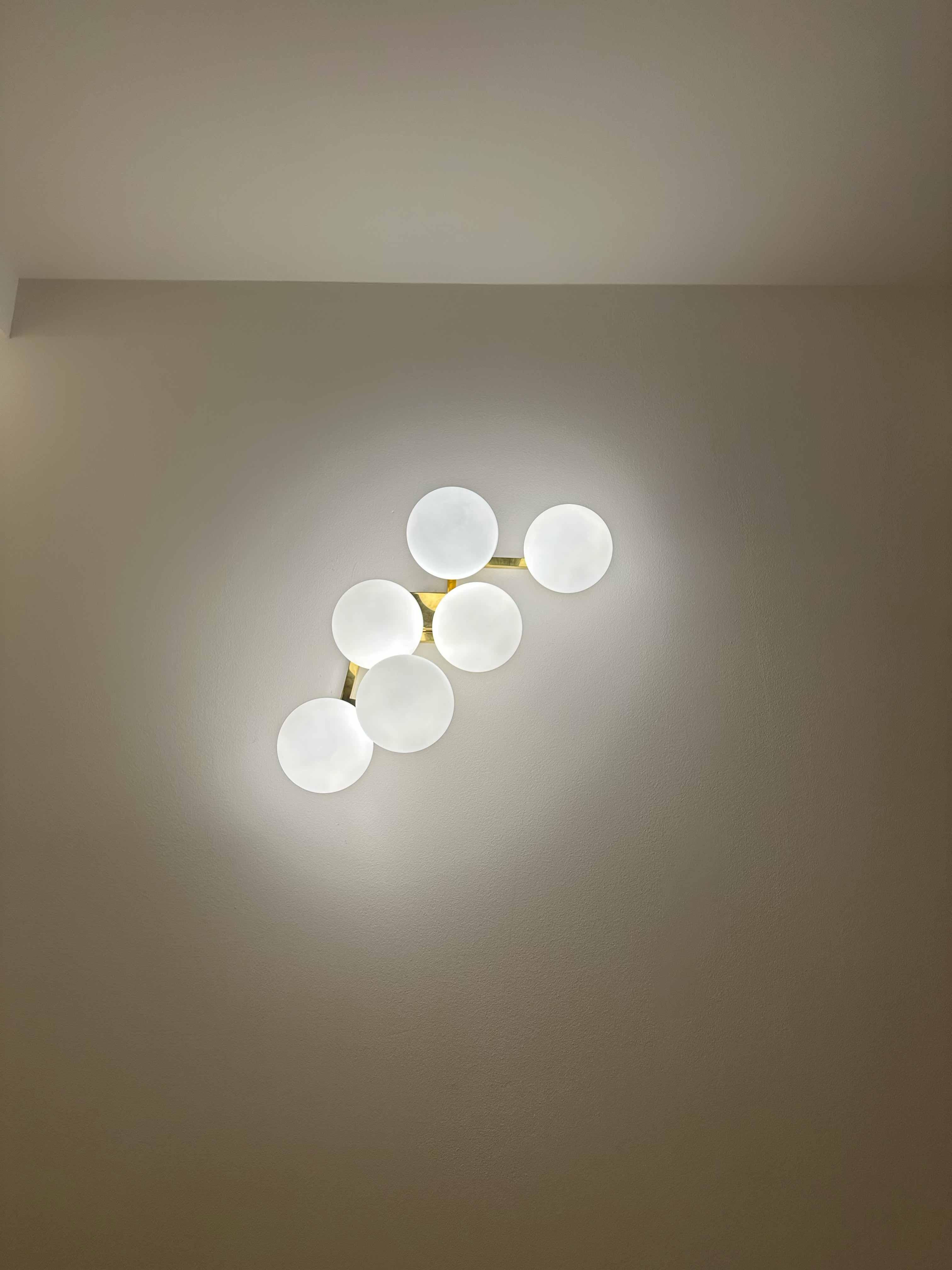 Apliques 'Nuvola' con 6 Esferas de Cristal de Murano y Estructura de Latón en venta 4