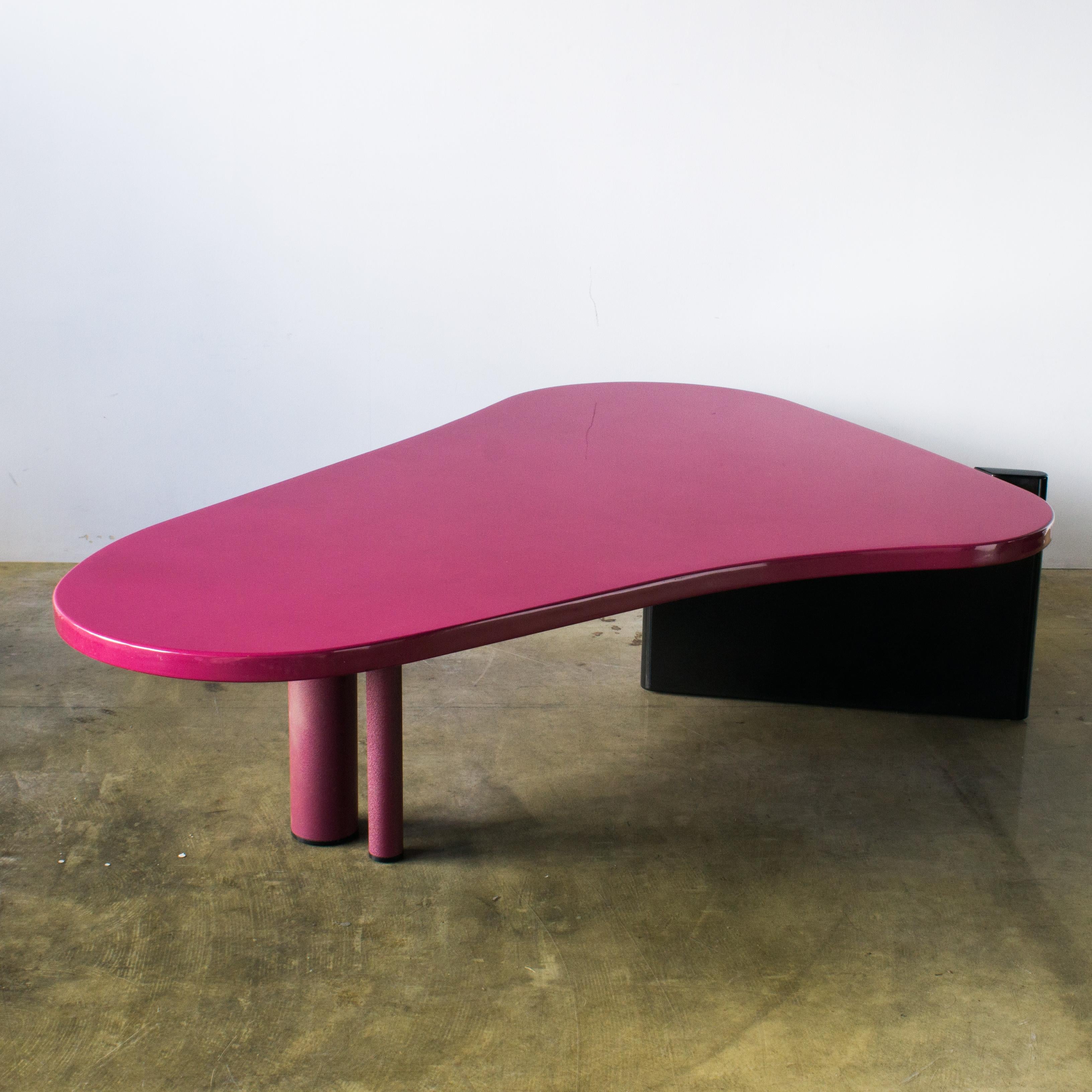 Novel coffee table designed by Maurizio Salvato in 1983. Produced by Saporiti Italia. Rounded triangle-like unique board.
Pink painted board on black painted leg and two pink aluminium legs.