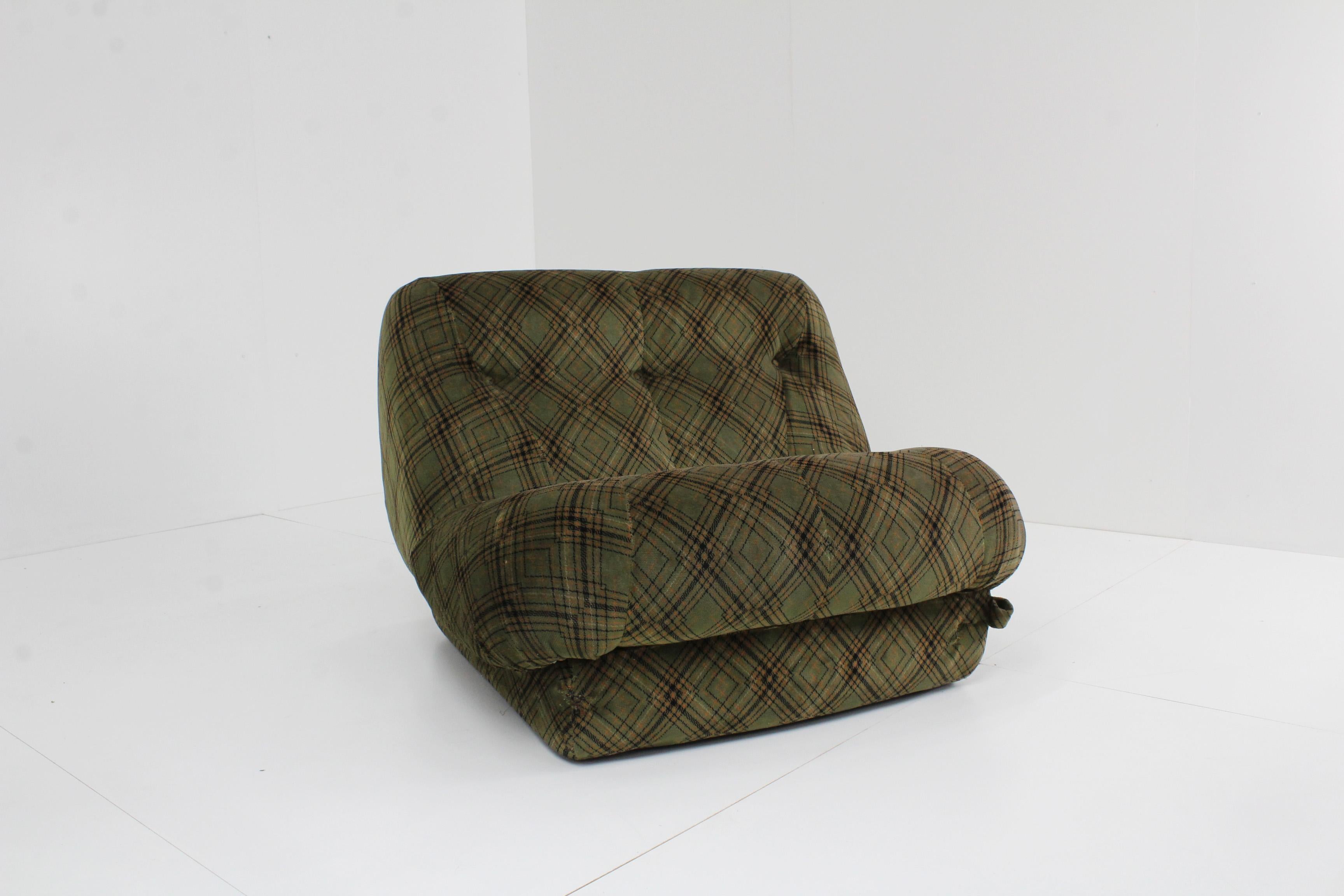 Nuvolone lounge chair from Italy designed by Rino Maturi and produced by Mimo Padova in the 1970s.

Original fabric with traces of use, small stain and repares have been done on the bottom right and left side as can be seen on the pictures .