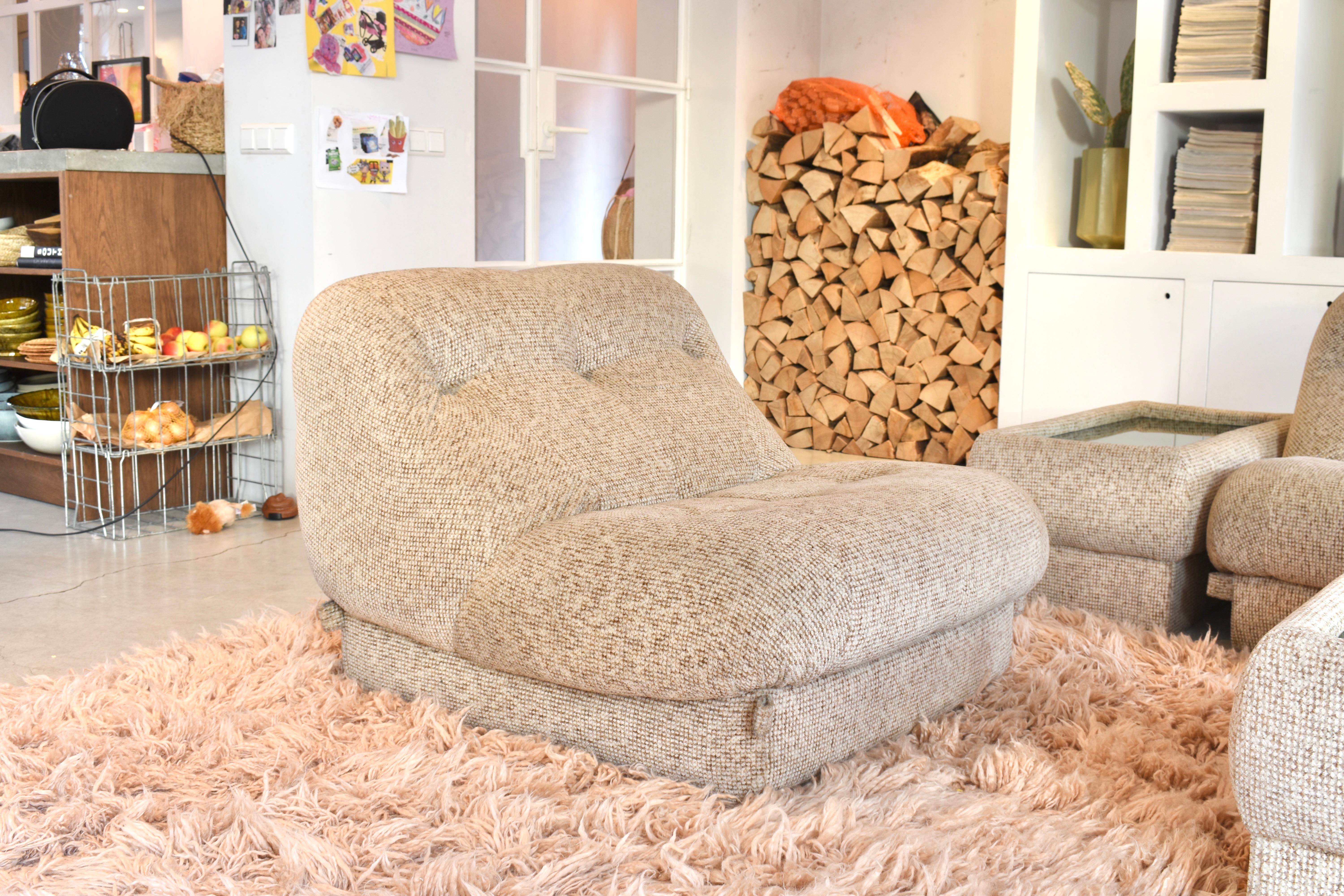 Sedia lounge Nuvolone di Rino Maturi per Mimo Padova.
Il tessuto è in lana spessa di alta gamma beige/crema. È stato pulito professionalmente ed è in ottime condizioni con minimi segni di età e di utilizzo.
Il prezzo dell'inserzione si riferisce al