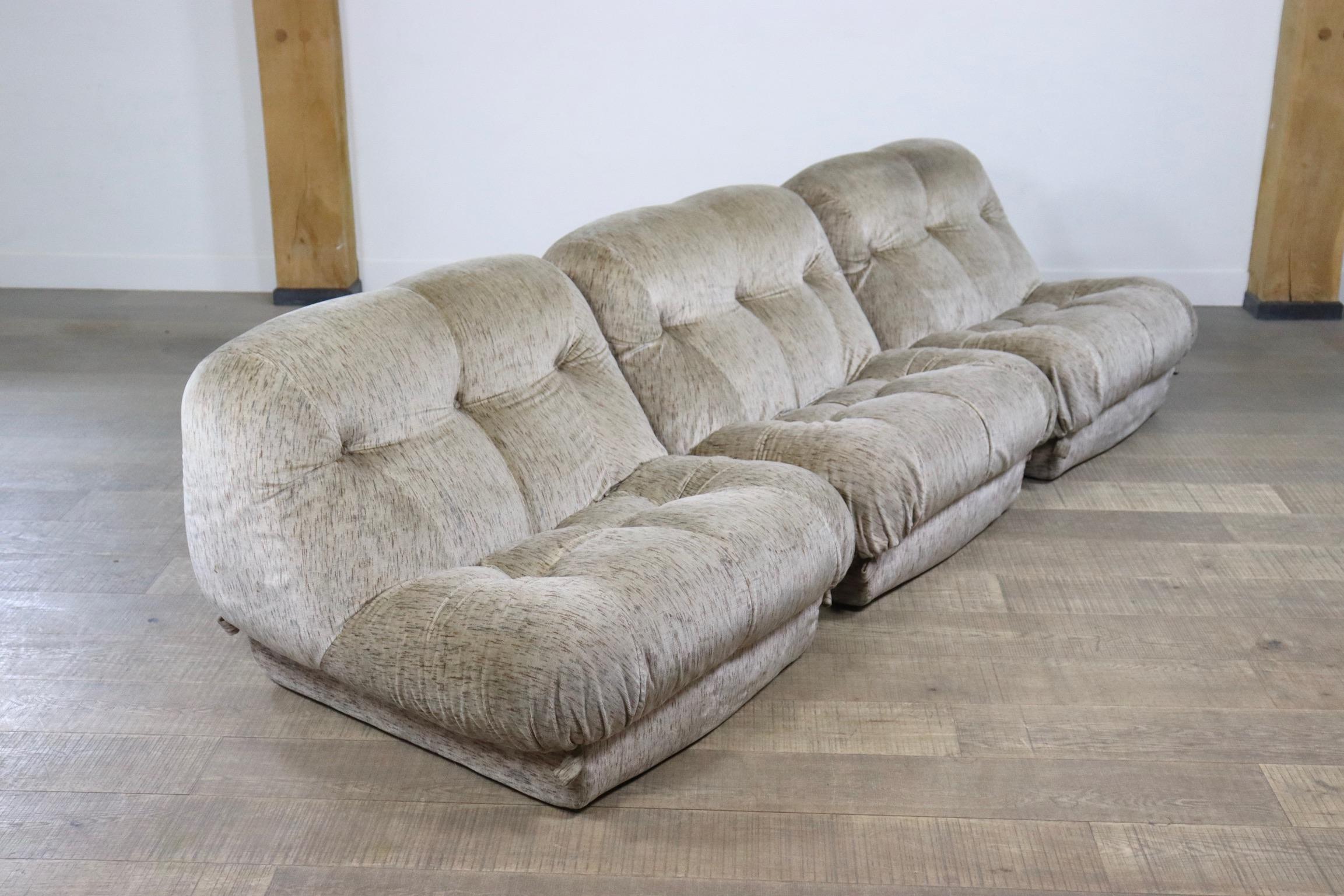 Stunning modular sofa Rino Maturi for Mimo Padova model ´Nuvolone´ in beige printed velvet original upholstery, Italy, 1970s. The 'Nuvulone', meaning 'cloud' in Italian, sofa consists out of three elements, which can be arranged to your own liking.