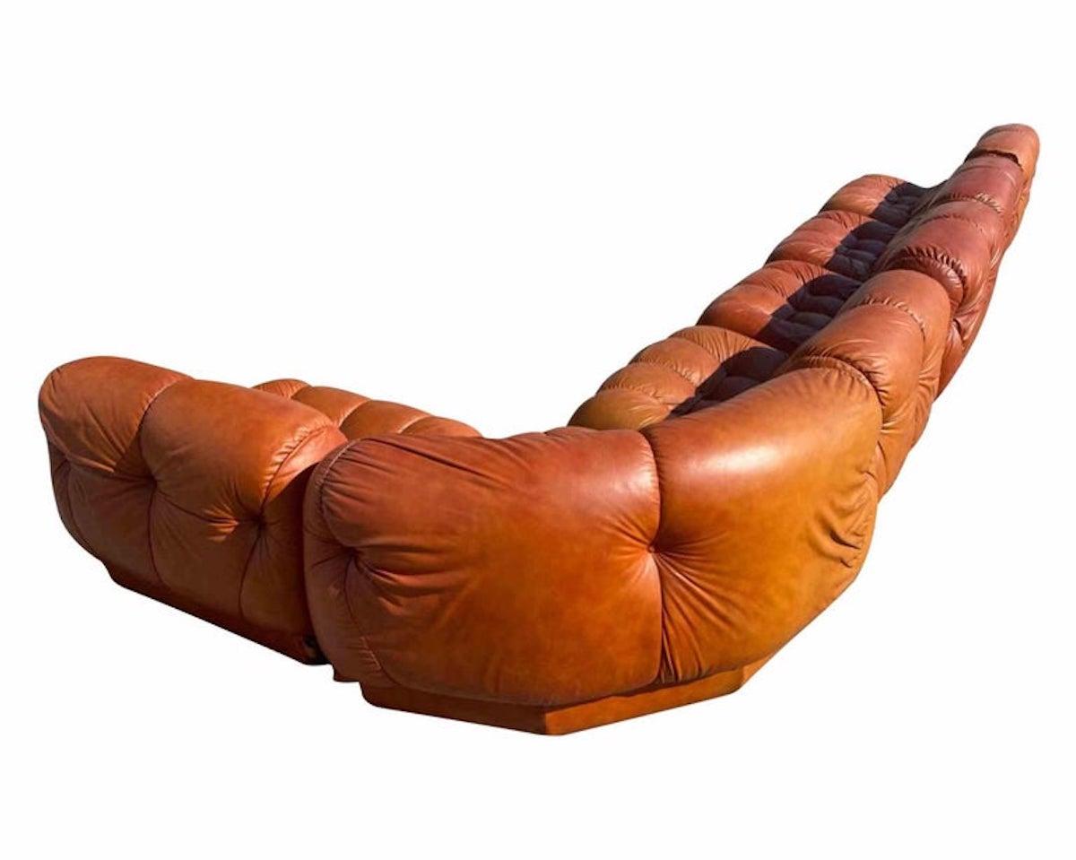 El sofá Nuvolone es un mueble de diseño original realizado por Rino Maturi en la década de 1960.

El sofá modular Nuvolone se compone de 4 sillones y 1 sofá esquinero.

Diseñador Rino Maturi para Mimo. 

Dimensiones: Sillones: L. 90 cm - P. 90 cm -