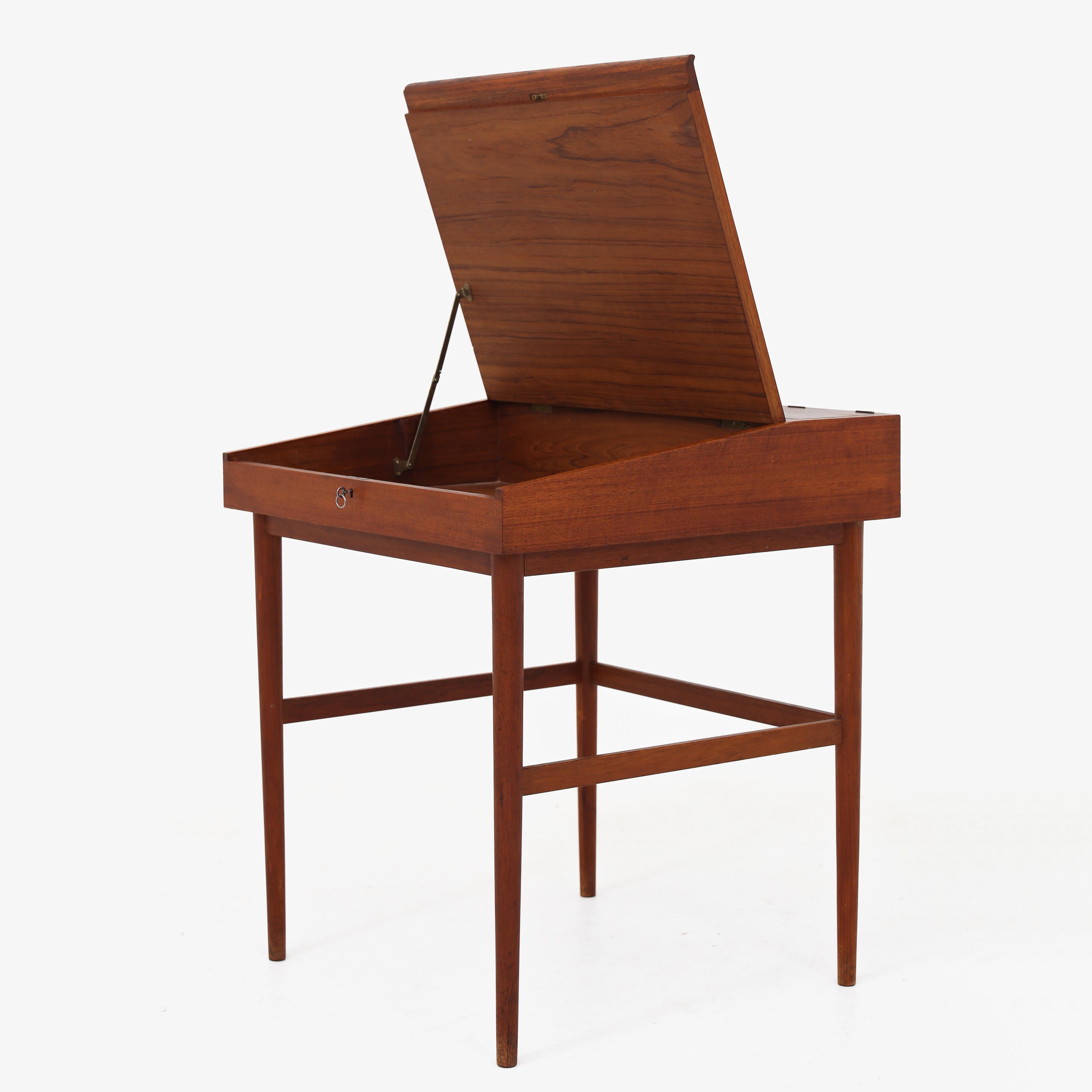 NV 40 - Rare writing desk with slanted desk top with grooved edge, and three doors with brass handles for three storage compartments. Finn Juhl / Niels Vodder