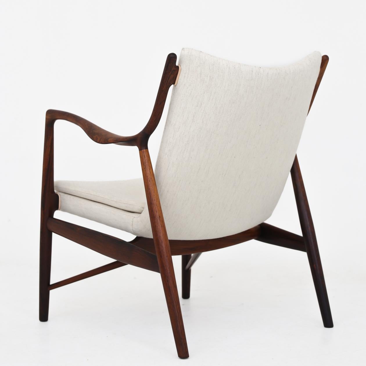 Modèle NV 45 - Rare fauteuil en palissandre de Rio (bois de rose brésilien) et laine neuve et légère 'Savak' avec finitions en cuir naturel. Cachet de l'atelier. Exposé pour la première fois à l'exposition de meubles de la Guild des ébénistes en