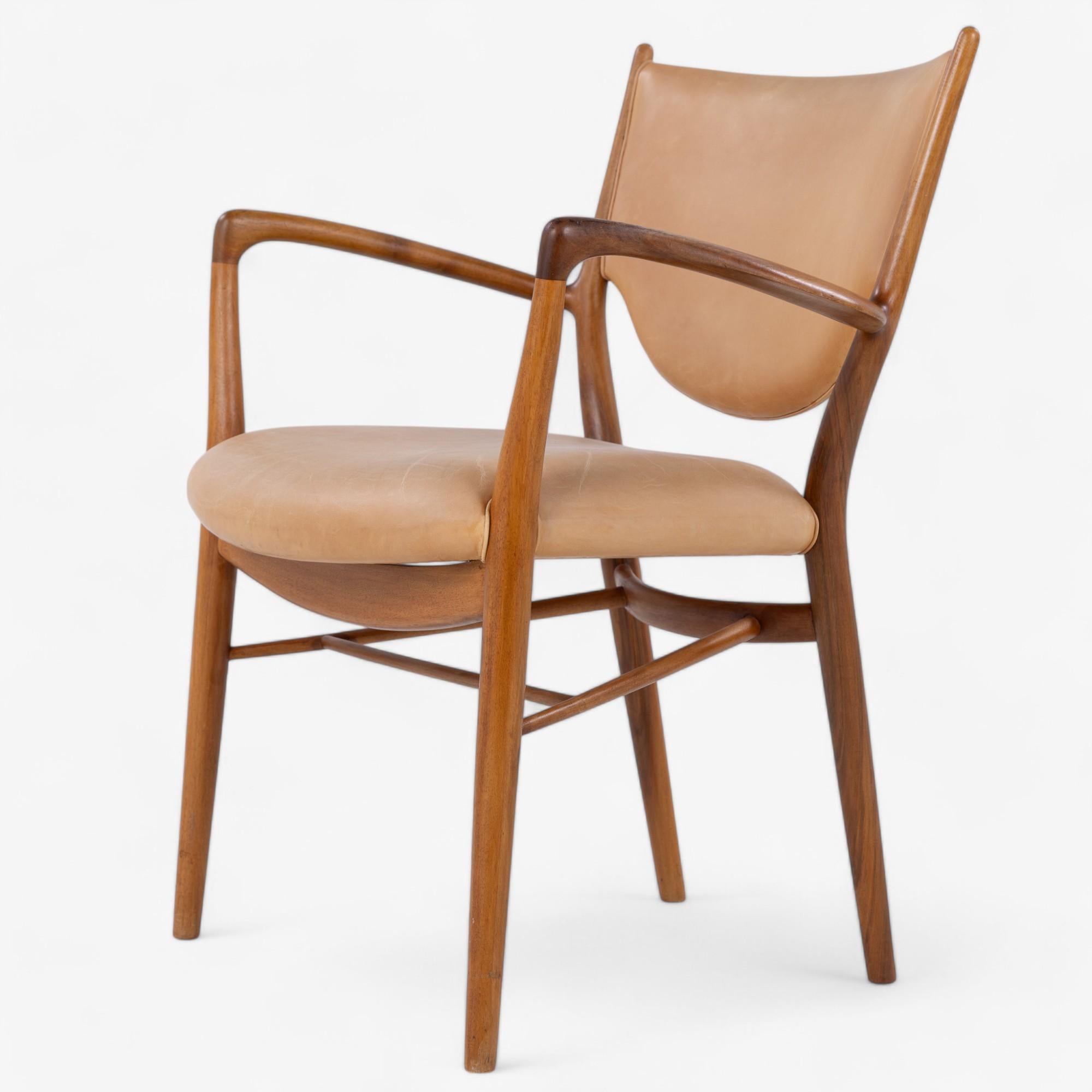 NV 46 en nogal con cuero natural patinado. Diseñada en 1946 por Finn Juhl y estampada por el ebanista Niels Vodder.