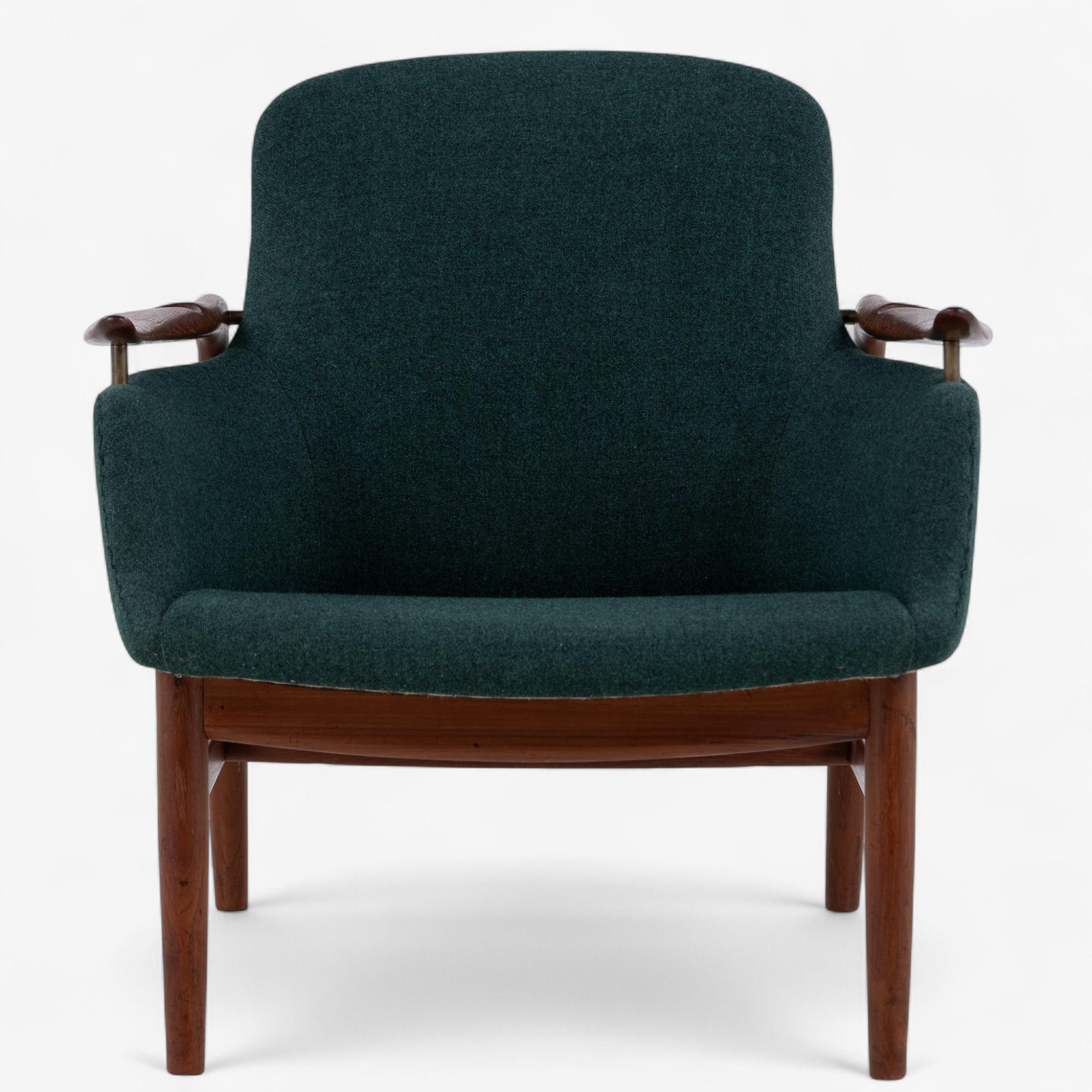 NV 53 - Sessel aus massivem Teakholz und grünem Wollstoff. Entworfen 1953 von Finn Juhl. Markenzeichen des Herstellers Niels Vodder.