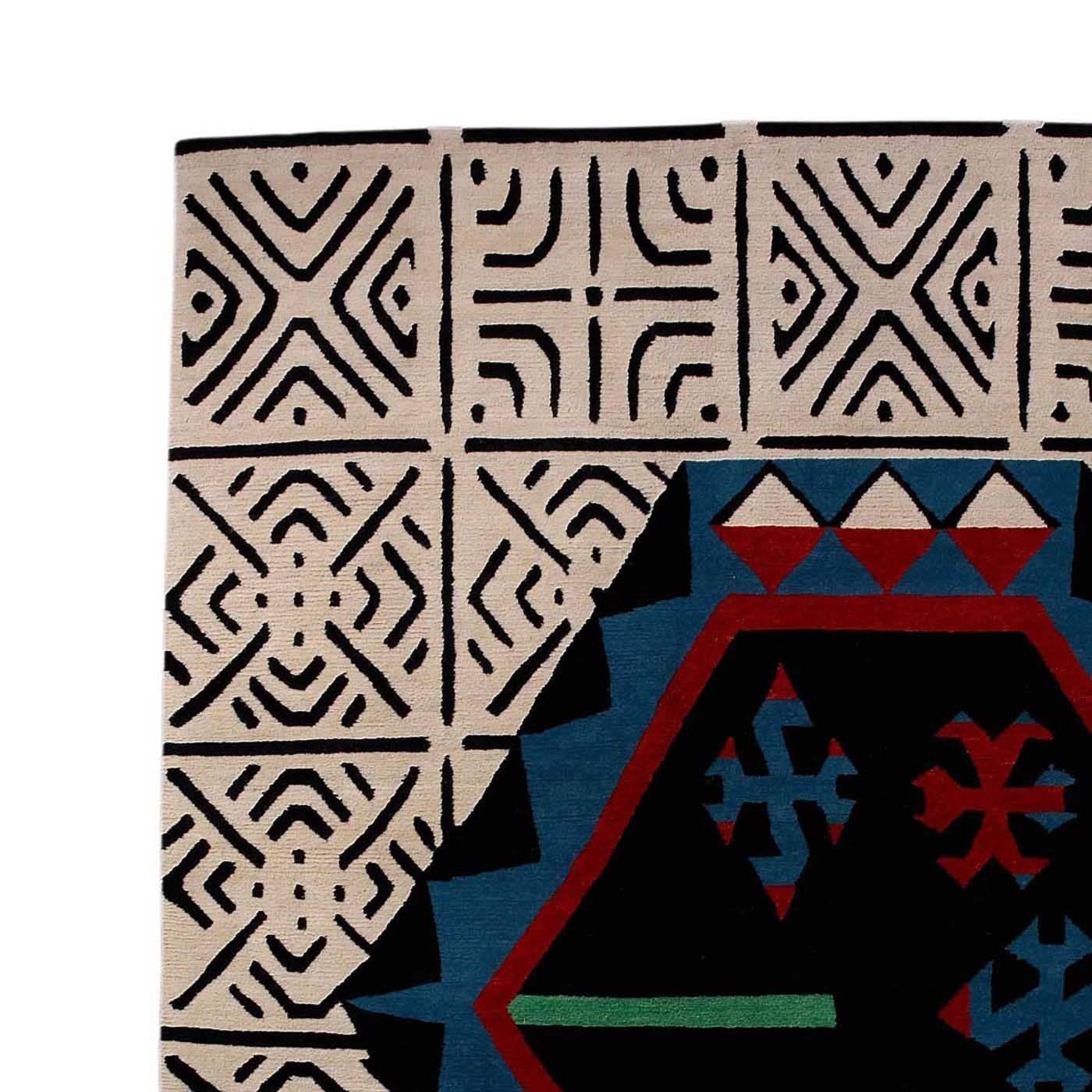 Une forme hexagonale orne le centre de ce tapis en laine, ajoutant une touche moderne à son fond délicat. D'un design intemporel, ce tapis de N. Vigo est un exemple exquis du savoir-faire artisanal traditionnel. Il a été entièrement fabriqué à la