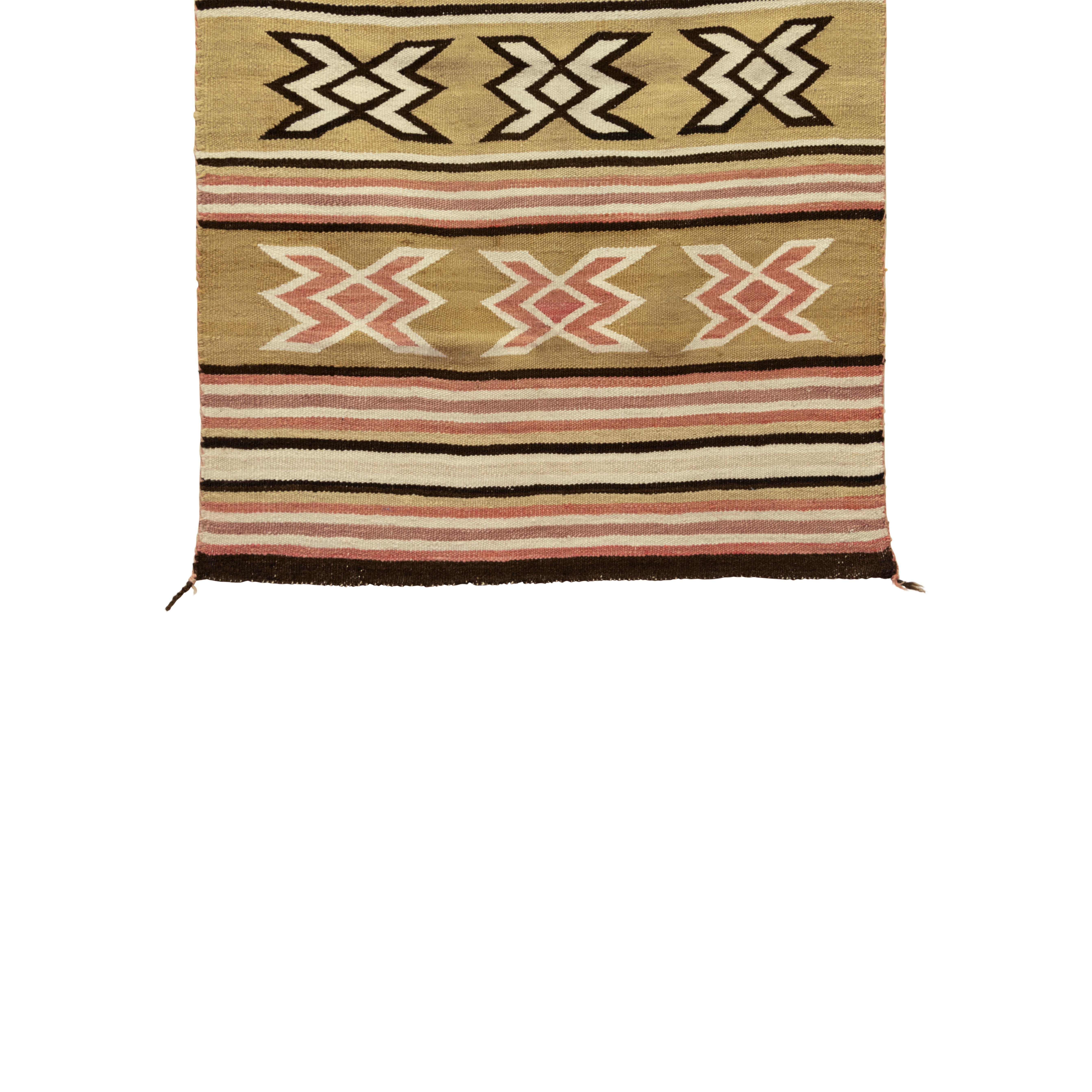 Navajo-Kristall. Geometrisch gebändert. Sanfte, gedämpfte Farben. Ideal für Boden oder Wand. 

Herkunft: Navajo, Südwesten
Zeitraum: ca. 1930er Jahre
Abmessungen: 32