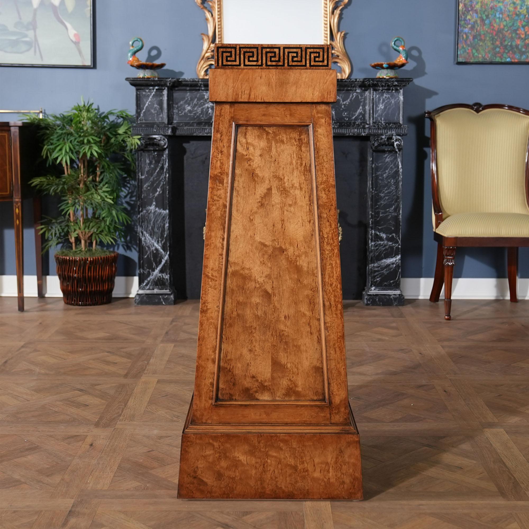 Un pedestal alto de época con un diseño e incrustaciones muy detallados. Fabricado con preciosas maderas buriladas y chapas de madera, cada Pedestal Alto Burilado Vintage es una obra de arte en sí mismo, y puede servir de soporte a tu obra de arte