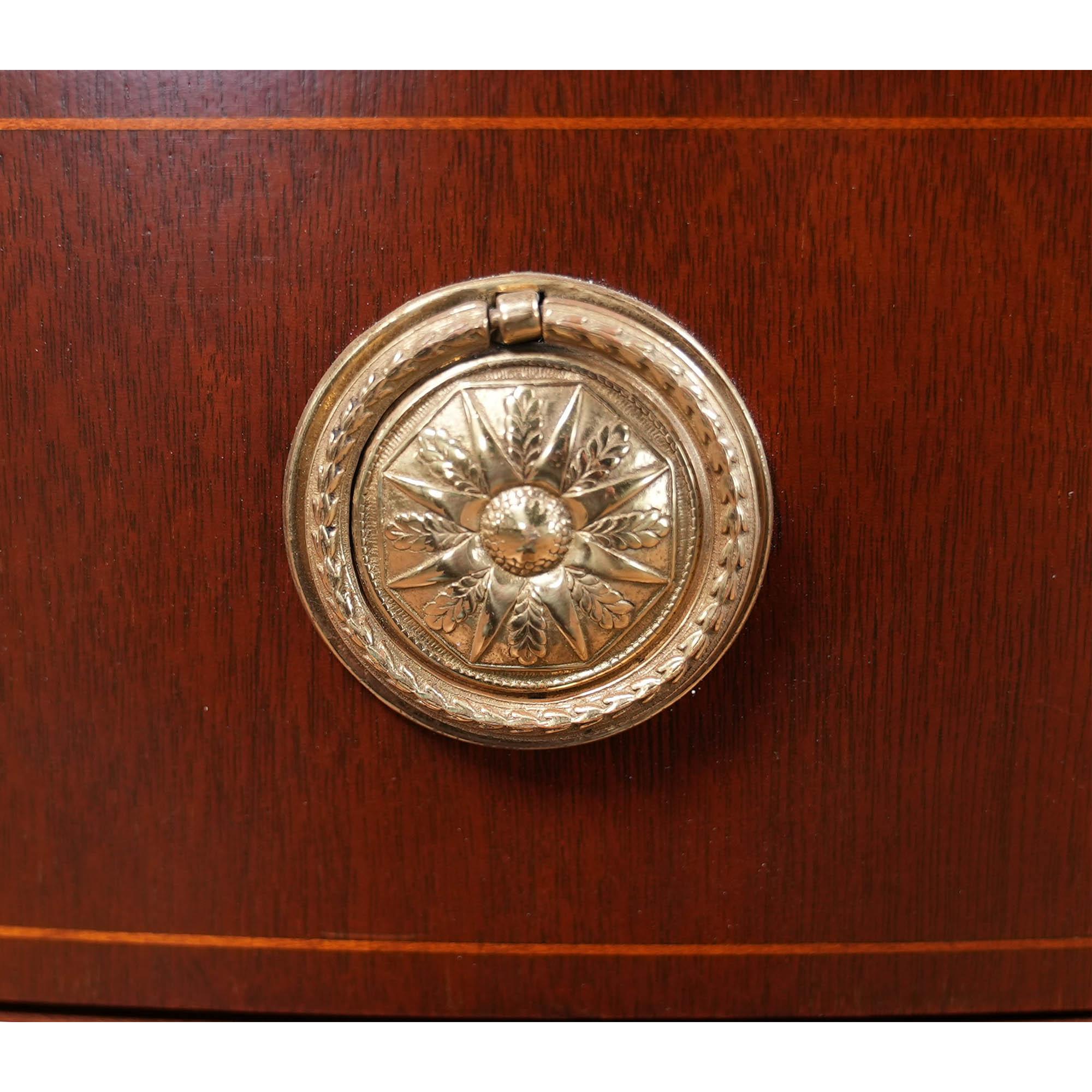 Sculpté à la main NVIN0507 Buffet vintage Demi Lune Baker en acajou en vente