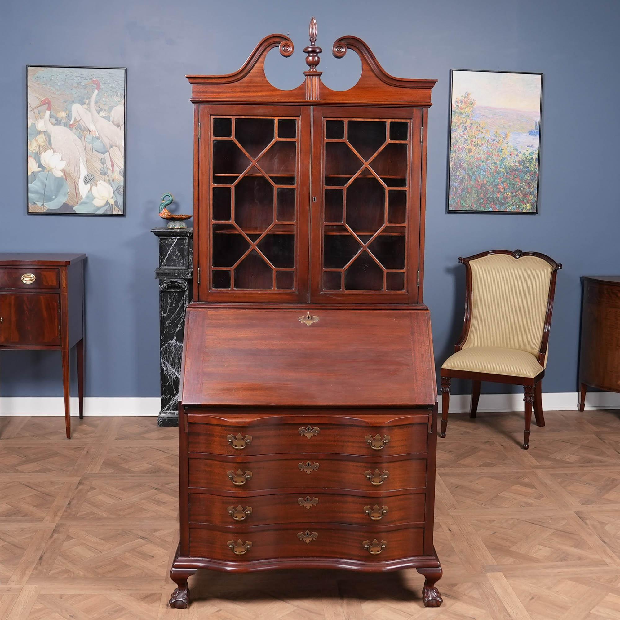 Un escritorio de caoba vintage ofrecido por Niagara Furniture. Este escritorio es impresionante tanto por su diseño como por su escala. Fabricada en caoba bellamente veteada y chapas de caoba, la tapa de la librería presenta un remate extraíble, así