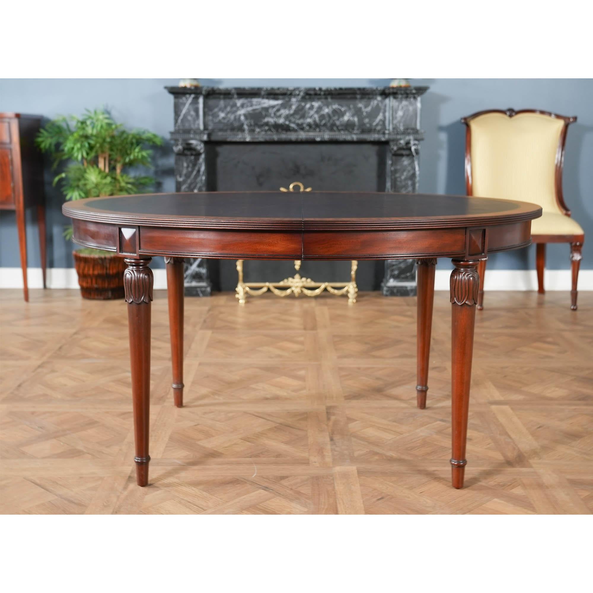 De Niagara Furniture, une table de salle à manger ovale Millender Vintage avec deux plateaux d'extension en excellent état. Produite à l'origine par Millinder Furniture, une table neuve de cette qualité de Millinder se vendrait certainement plus de