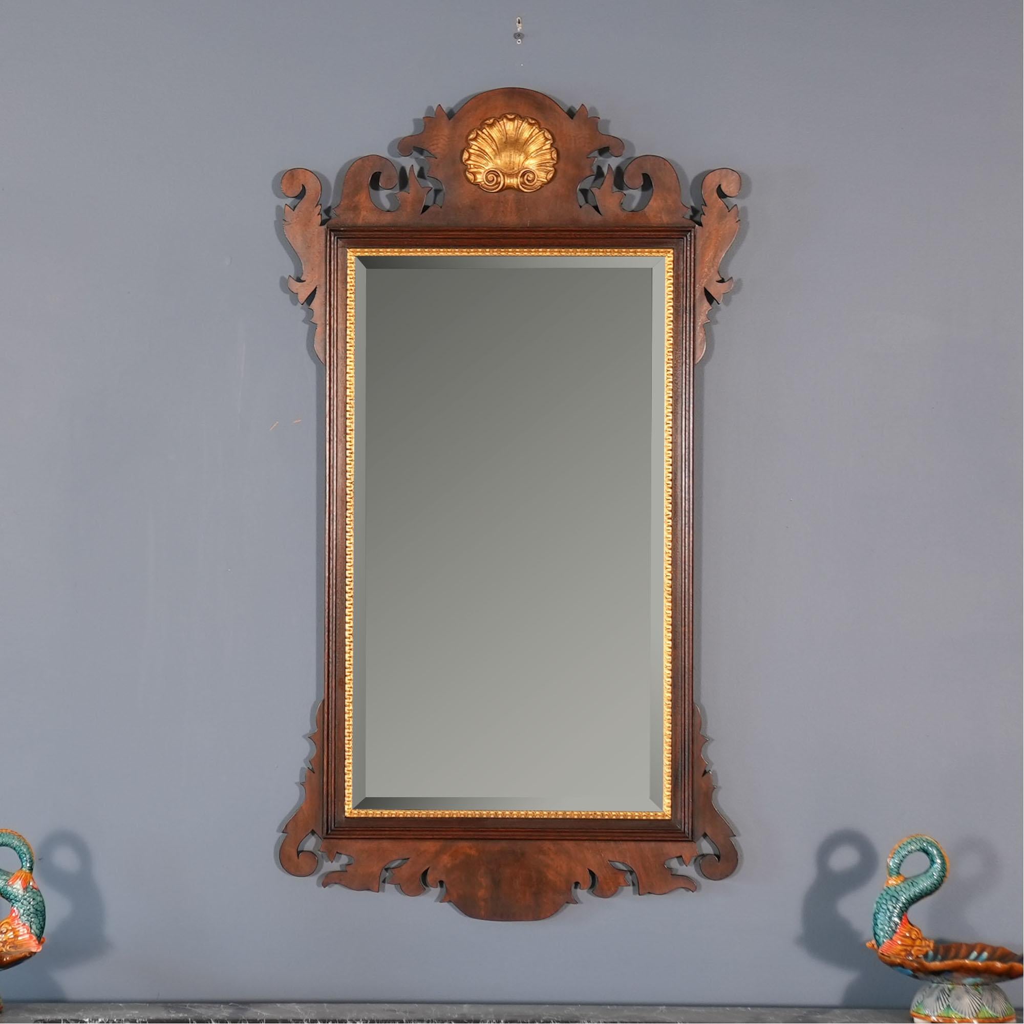 Uno specchio vintage in mogano di Henkel Harris offerto da Niagara Furniture. Si tratta di un bellissimo specchio, semplice ma elegante nel design e nell'esecuzione. Ideale per una camera da letto, lo specchio Henkel Harris in mogano si adatta
