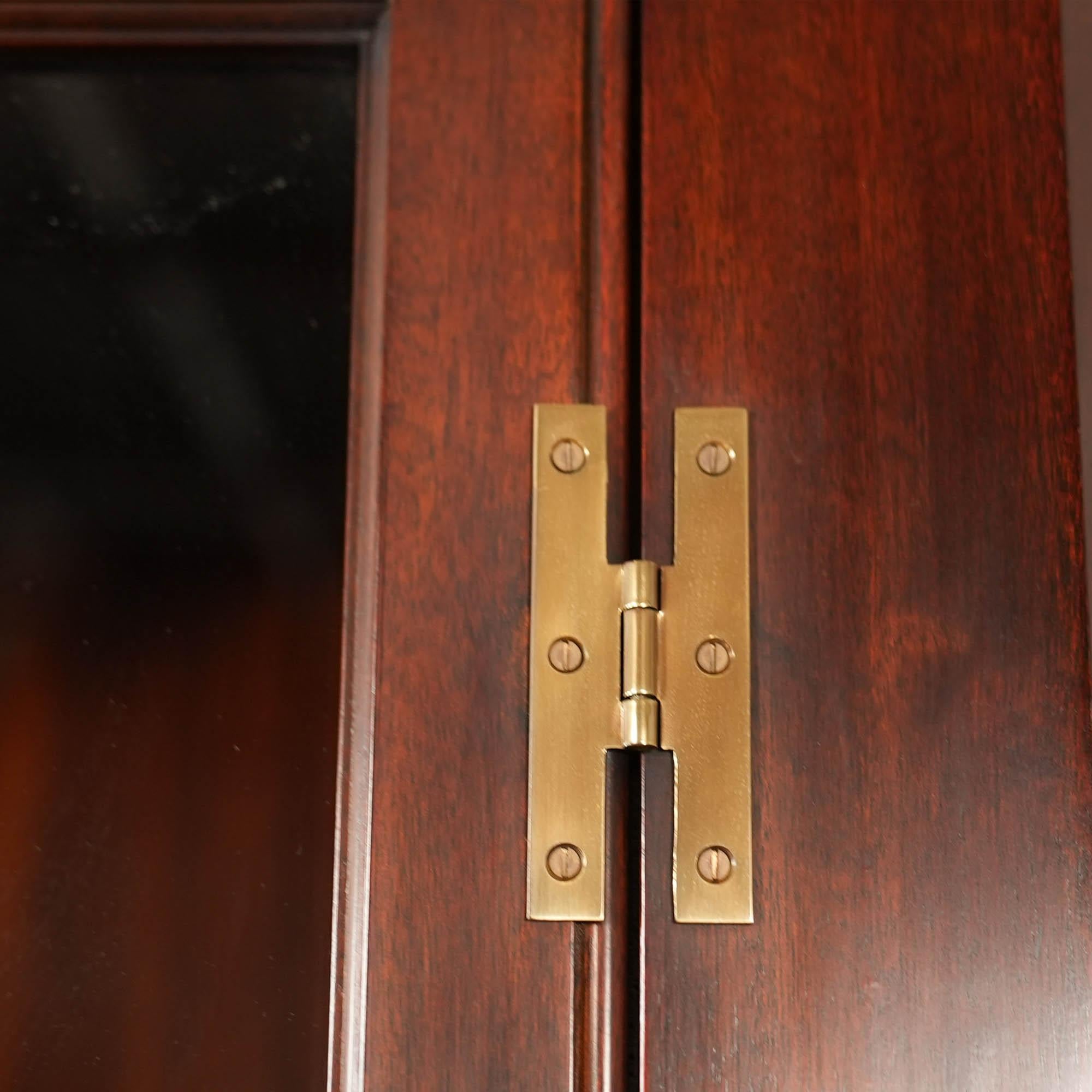 Dieser Vintage Henkel Harris Mahagoni-Eckschrank, für Sie bereitgestellt  von Niagara Furniture wird aus massivem Mahagoni auf allen sichtbaren Oberflächen und einer Sperrholzrückwand hergestellt.  Die Liebe zum Detail und die fachmännische