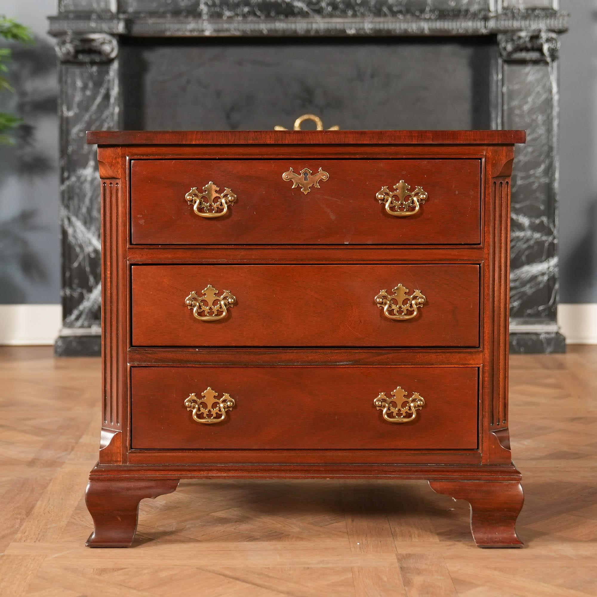 Una coppia vintage di comodini Baker in mogano è offerta da Niagara Furniture. Questi comodini, dalla forma classica, sono dotati di tre cassetti.  che gli conferiscono un aspetto elegante e tradizionale, funzionale e attraente. Venduti