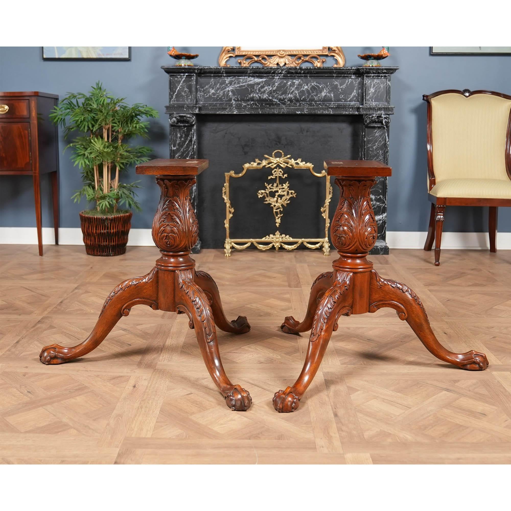 From Niagara Furniture a large size Vintage Furniture South Mahogany Dining Table with two extension boards in excellent condition. Originally produced Furniture South a new table of this quality would almost certainly retail for close to $10,000.