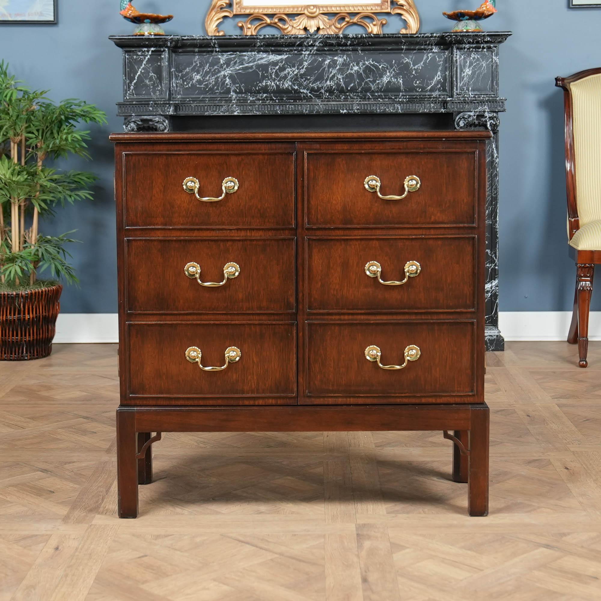 Eine Vintage-Mahagoni-Truhe mit zwei Türen, die Ihnen von Niagara Furniture zur Verfügung gestellt wird. Die klassische Form dieser Kommode mit herausnehmbarem Einlegeboden und den eleganten und traditionellen Proportionen macht die zweitürige