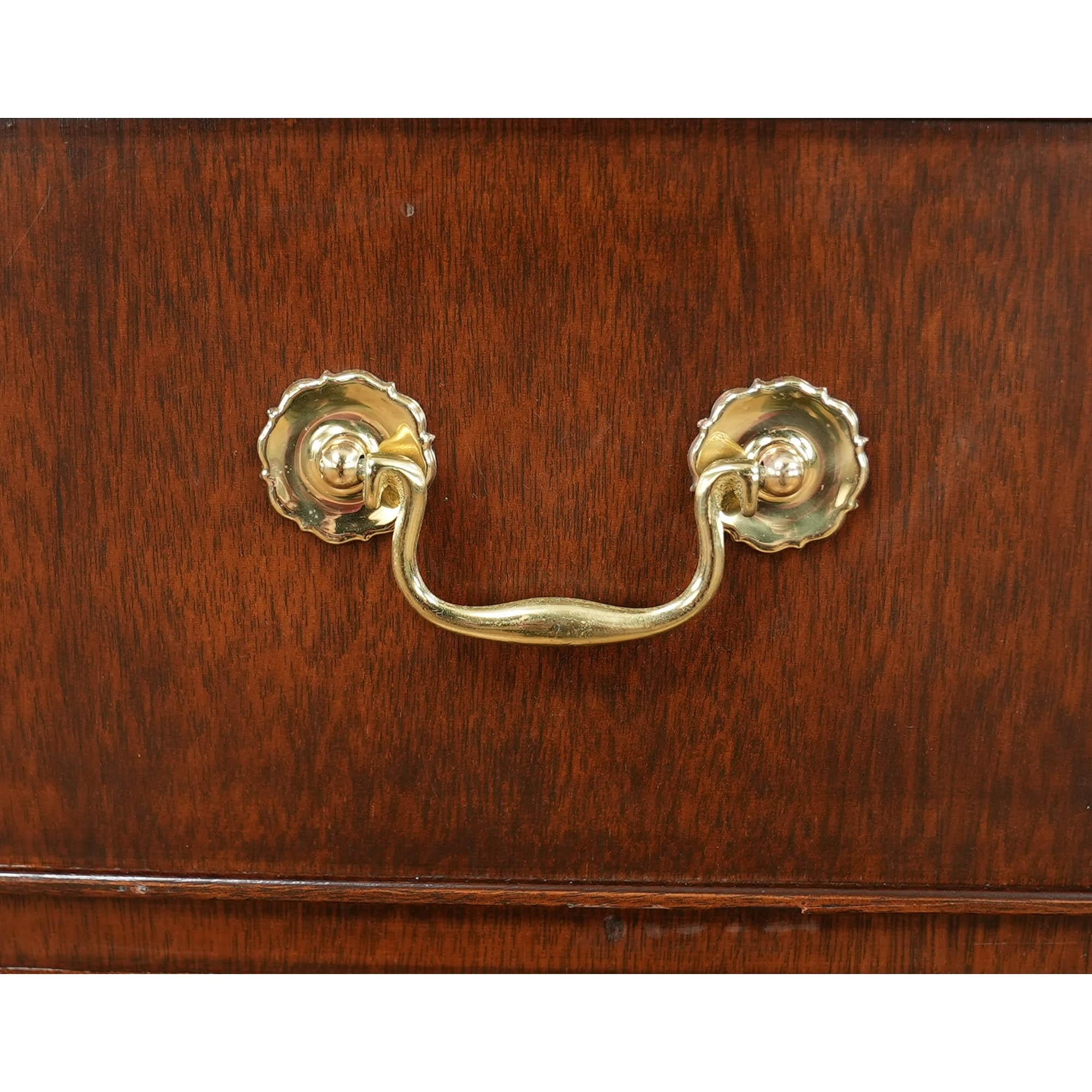 NVIN0568 Zweitürige Kommode aus Mahagoni im Vintage-Stil im Zustand „Gut“ im Angebot in Annville, PA