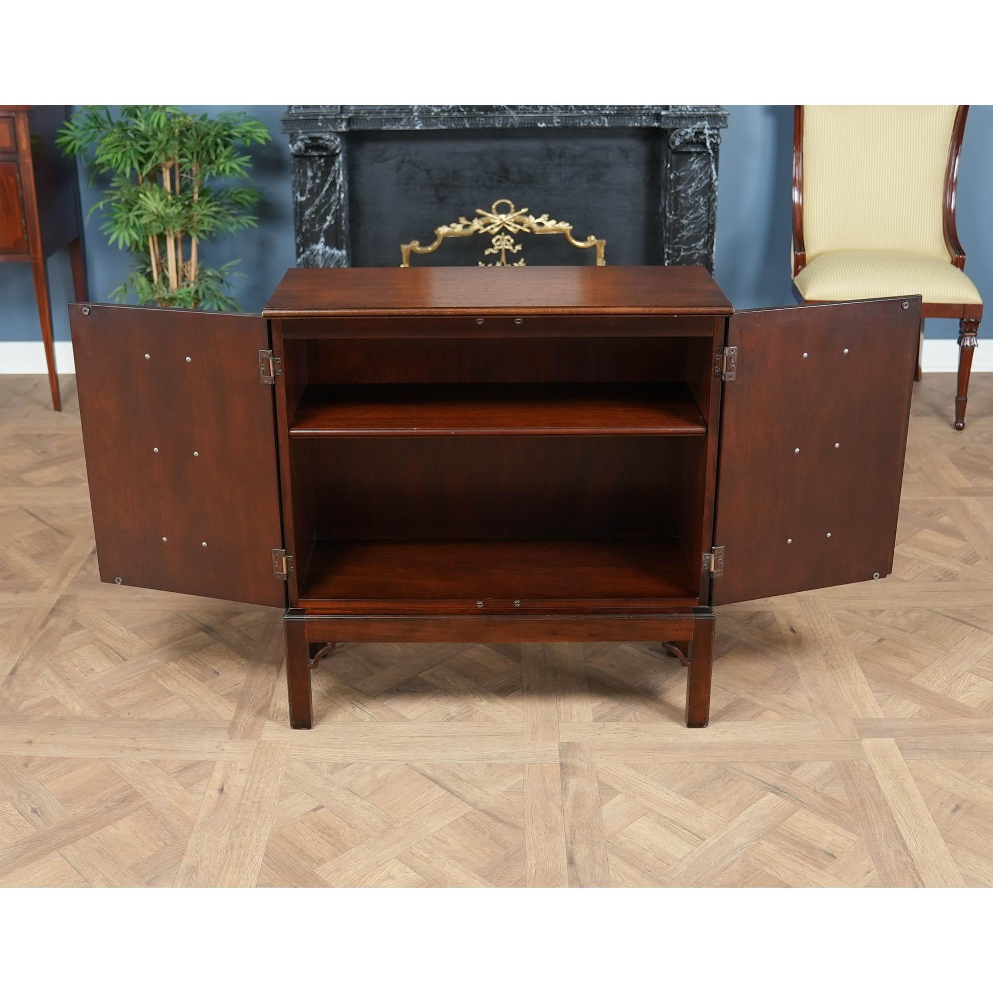 NVIN0568 Zweitürige Kommode aus Mahagoni im Vintage-Stil (Ende des 20. Jahrhunderts) im Angebot