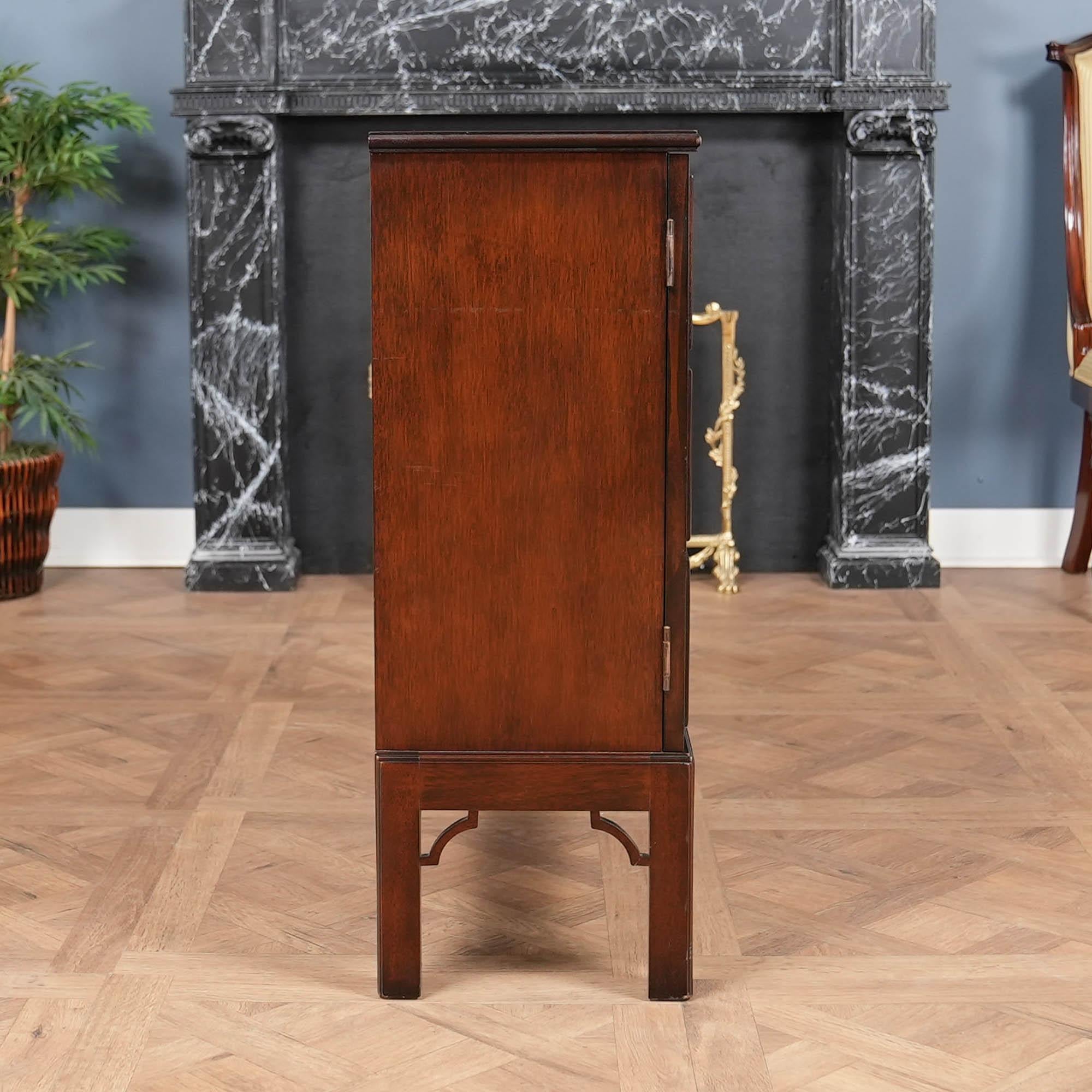 NVIN0568 Zweitürige Kommode aus Mahagoni im Vintage-Stil im Angebot 2