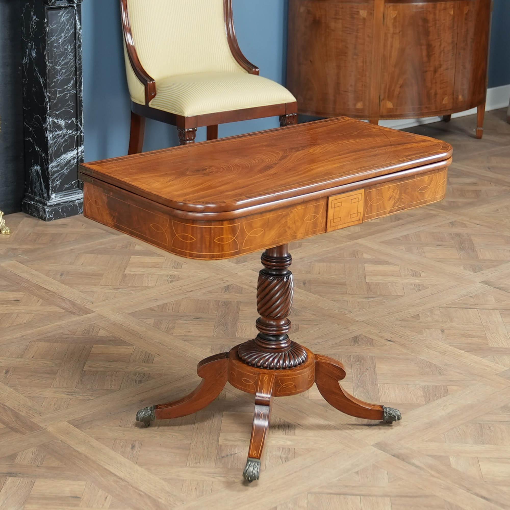 Mesa de juego antigua de caoba con bandas, que presenta un tablero de bella forma con un fino veteado de caoba de calidad en la parte delantera del faldón de la mesa, bandas en la superficie superior y finas incrustaciones delgadas como un lápiz en