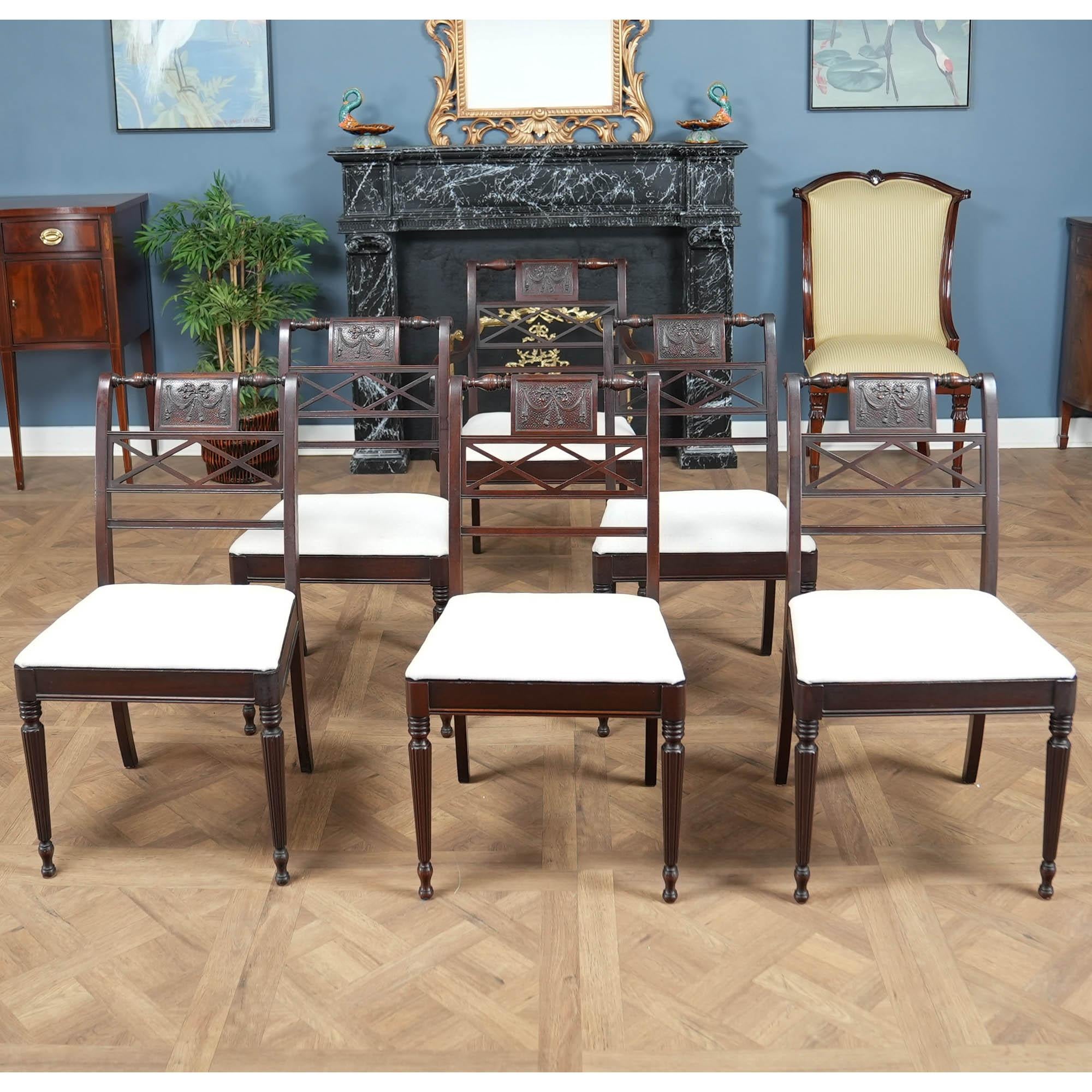 Ensemble ancien de 6 chaises de style Feder qui seront le point de mire de toute salle à manger dans laquelle elles seront placées. Fabriquées à la main il y a plus de cent ans et présentant des sculptures magnifiquement exécutées et conçues dans la