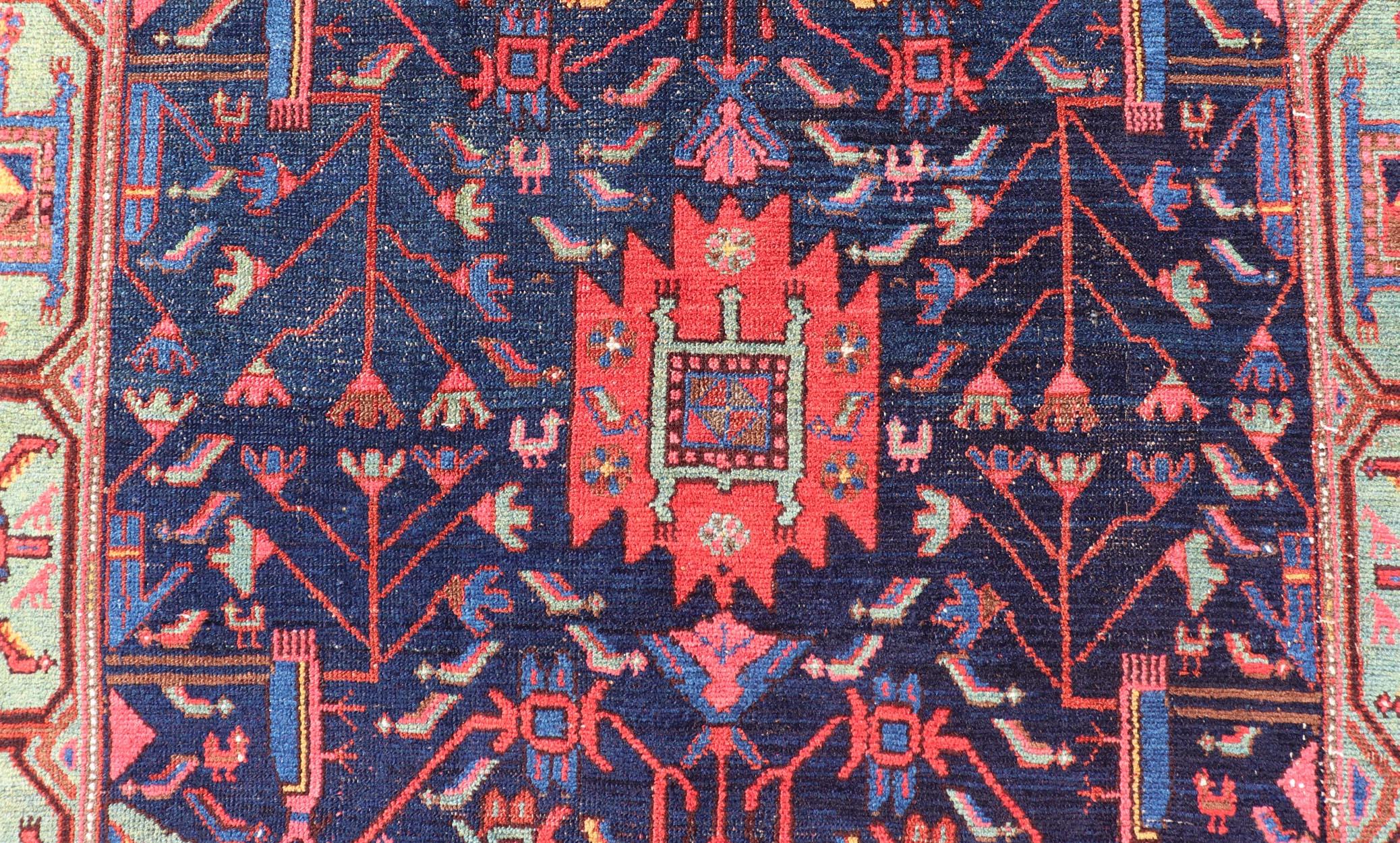N.W. Persischer Teppich mit geometrischen Blumen in Rot, Elfenbein, Creme, Blau und Grün (Stammeskunst) im Angebot