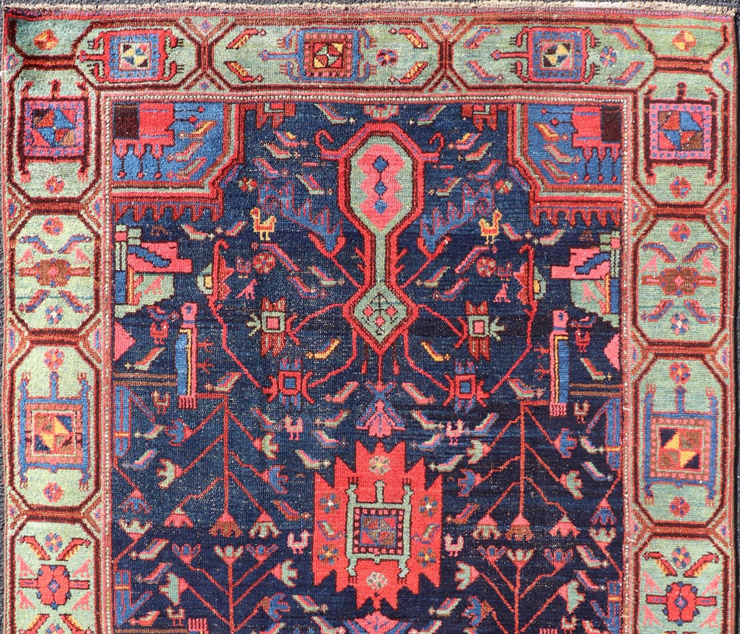 N.W. Persischer Teppich mit geometrischen Blumen in Rot, Elfenbein, Creme, Blau und Grün (20. Jahrhundert) im Angebot