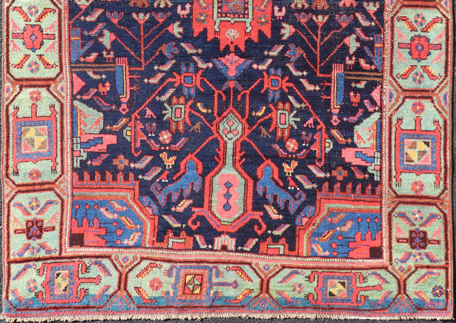 N.W. Persischer Teppich mit geometrischen Blumen in Rot, Elfenbein, Creme, Blau und Grün im Angebot 1