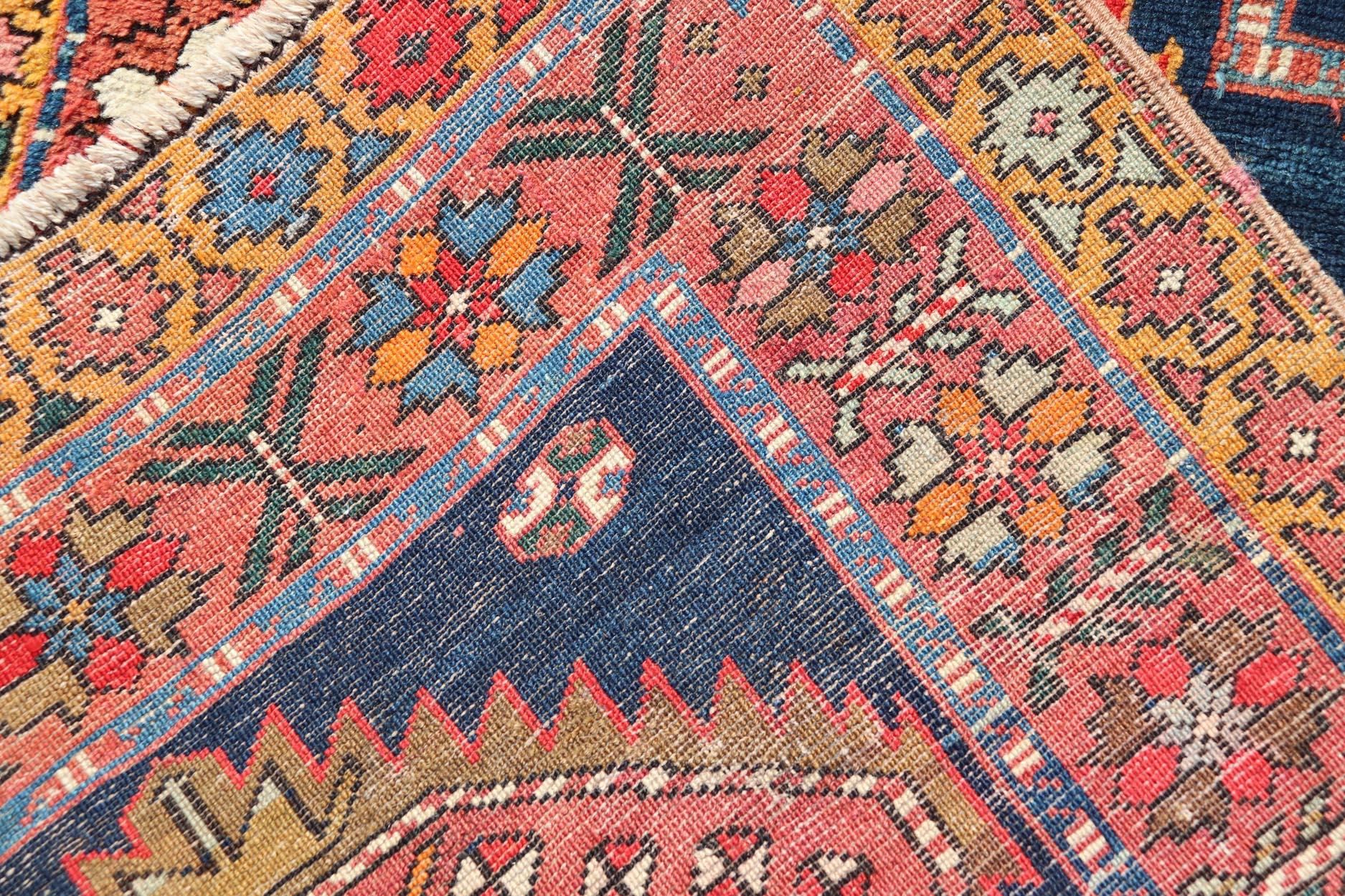 N.W. Tapis persan avec médaillon géométrique et fleurs 2'10