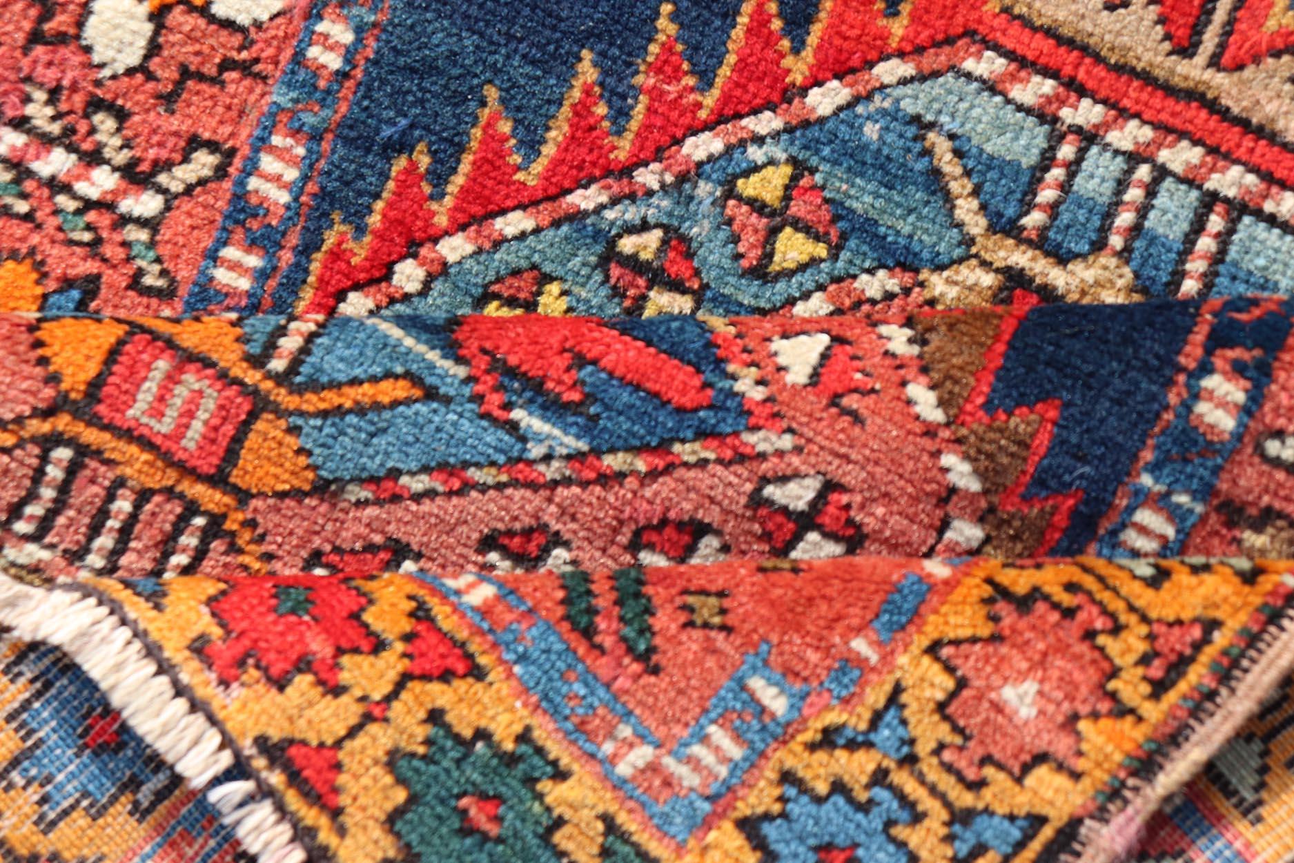 N.W. Tapis persan avec médaillon géométrique et fleurs 2'10