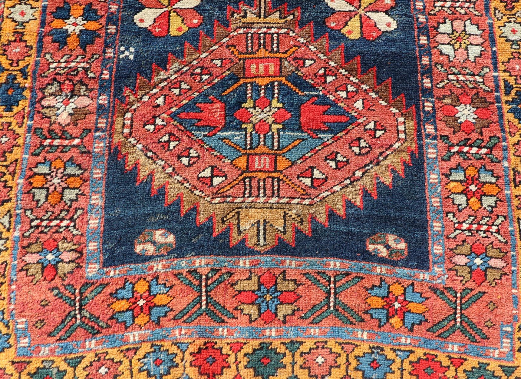Malayer N.W. Tapis persan avec médaillon géométrique et fleurs 2'10