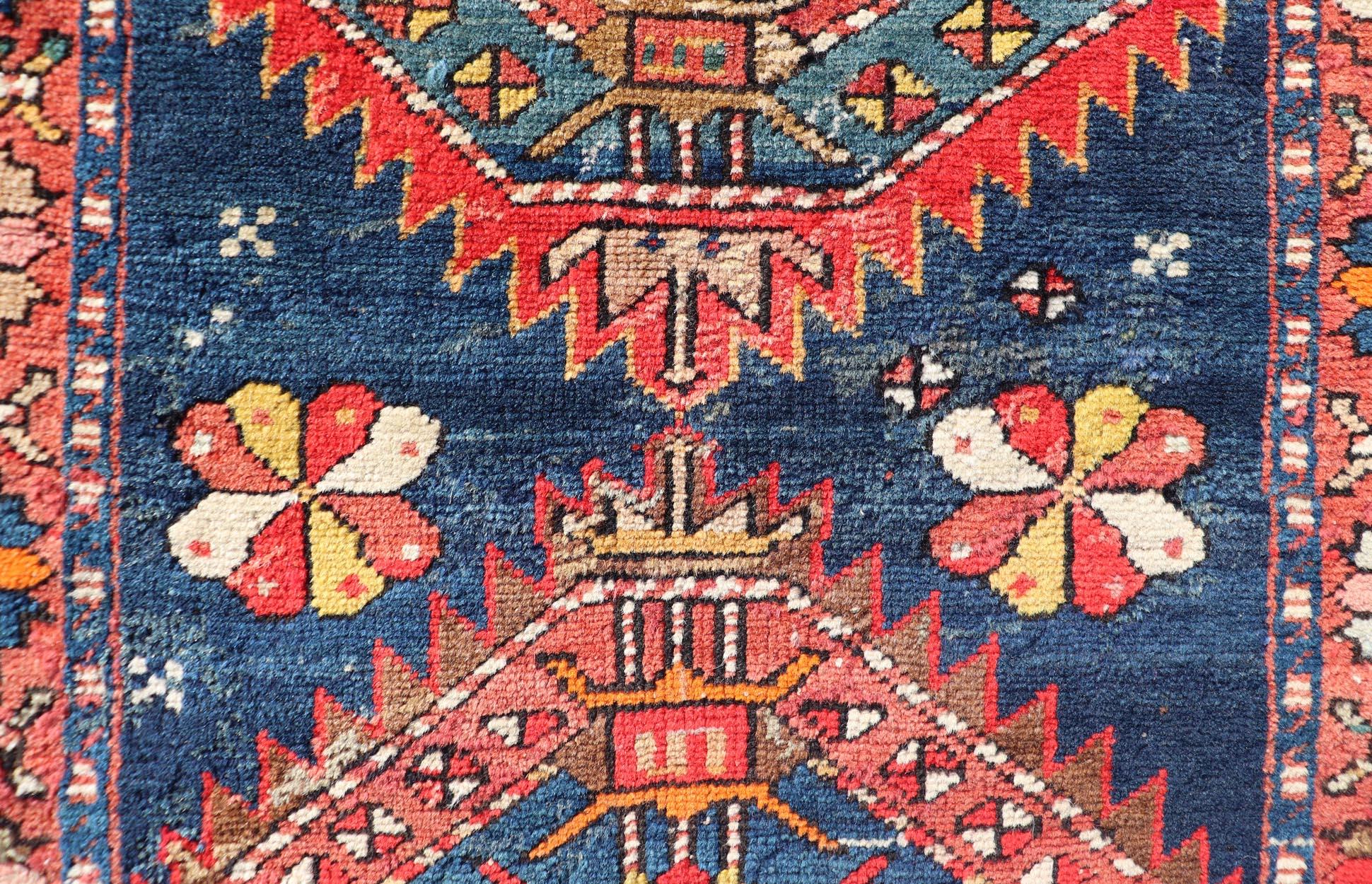 Perse N.W. Tapis persan avec médaillon géométrique et fleurs 2'10