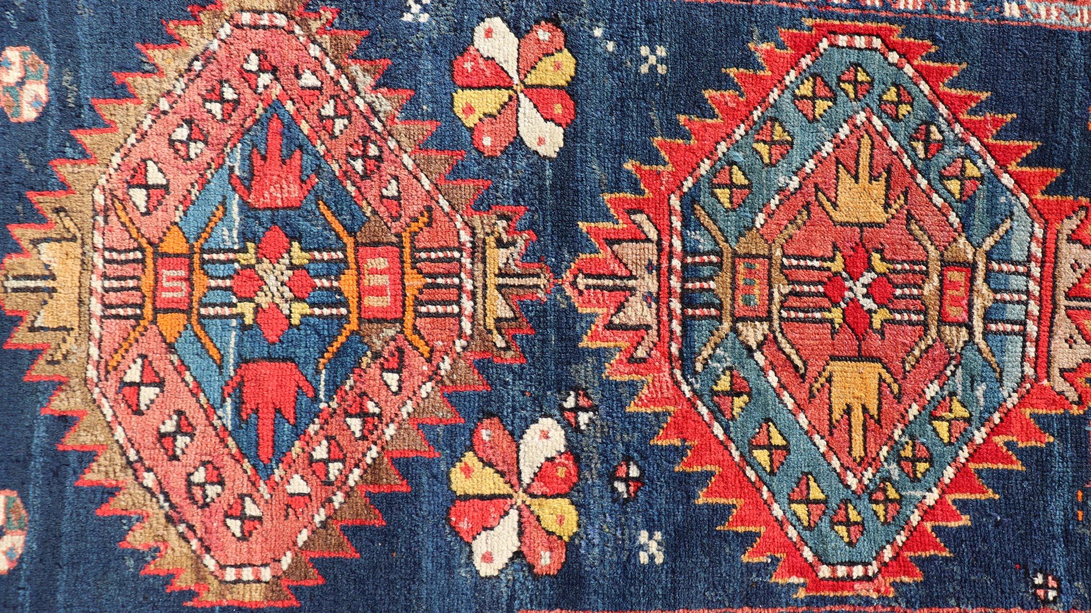 N.W. Tapis persan avec médaillon géométrique et fleurs 2'10