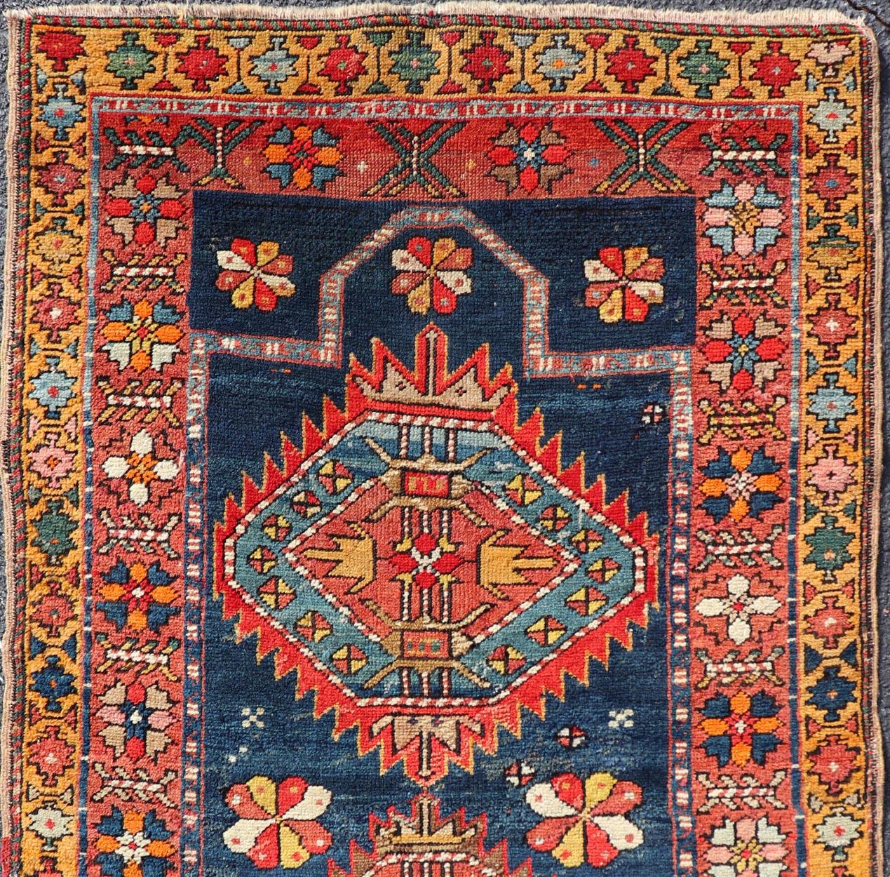 20ième siècle N.W. Tapis persan avec médaillon géométrique et fleurs 2'10