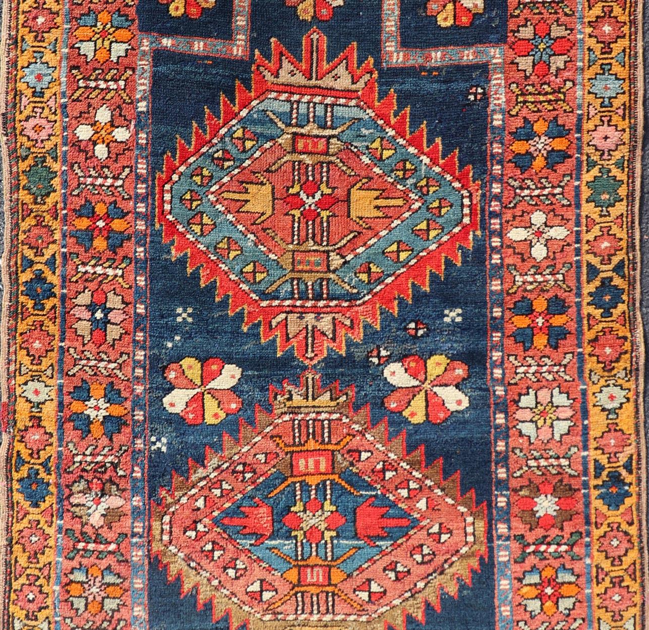 Laine N.W. Tapis persan avec médaillon géométrique et fleurs 2'10