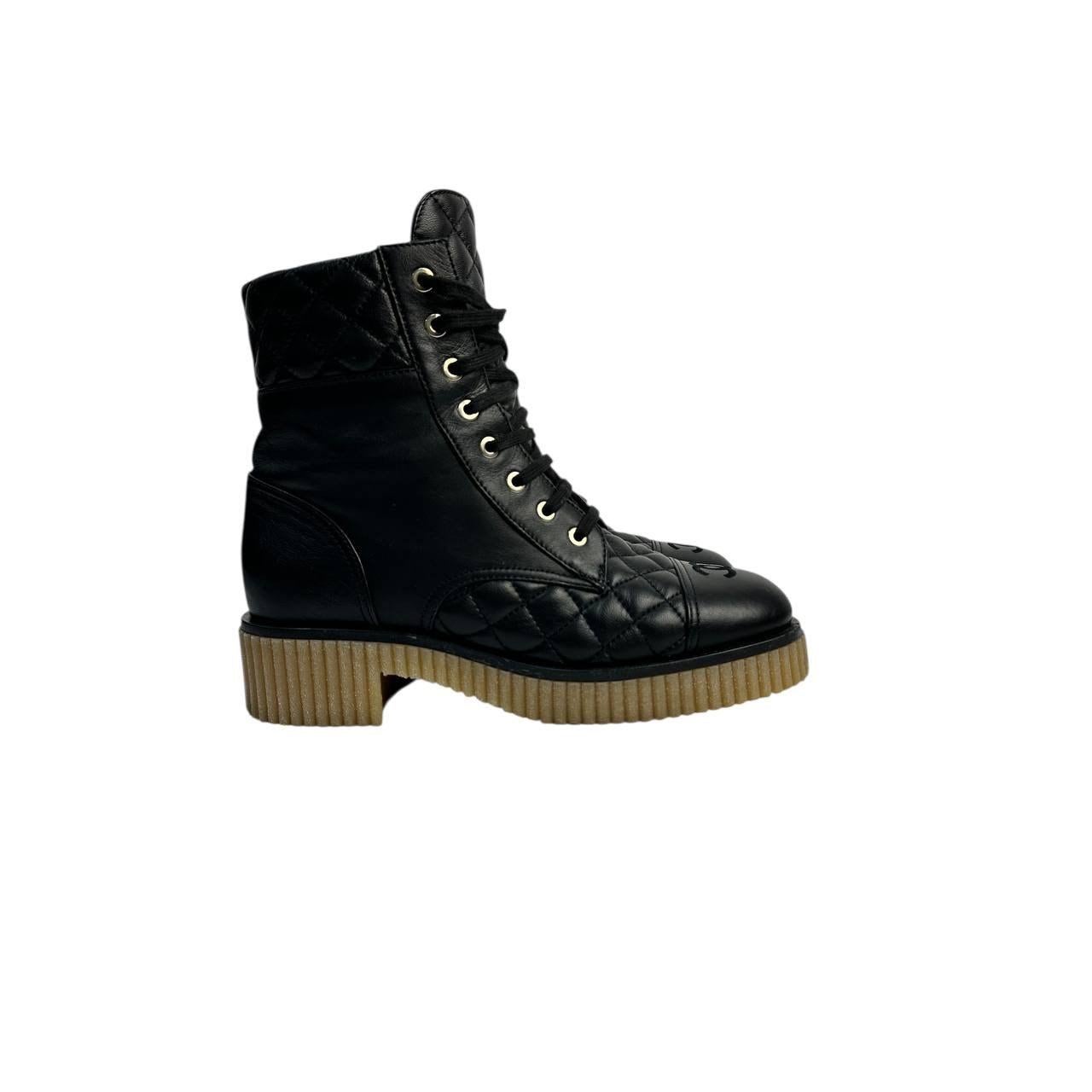 NWOB Chanel 20B Schwarz gesteppt CC Plattform Combat Stiefel Sz.38.5 im Zustand „Neu“ im Angebot in Krakow, PL