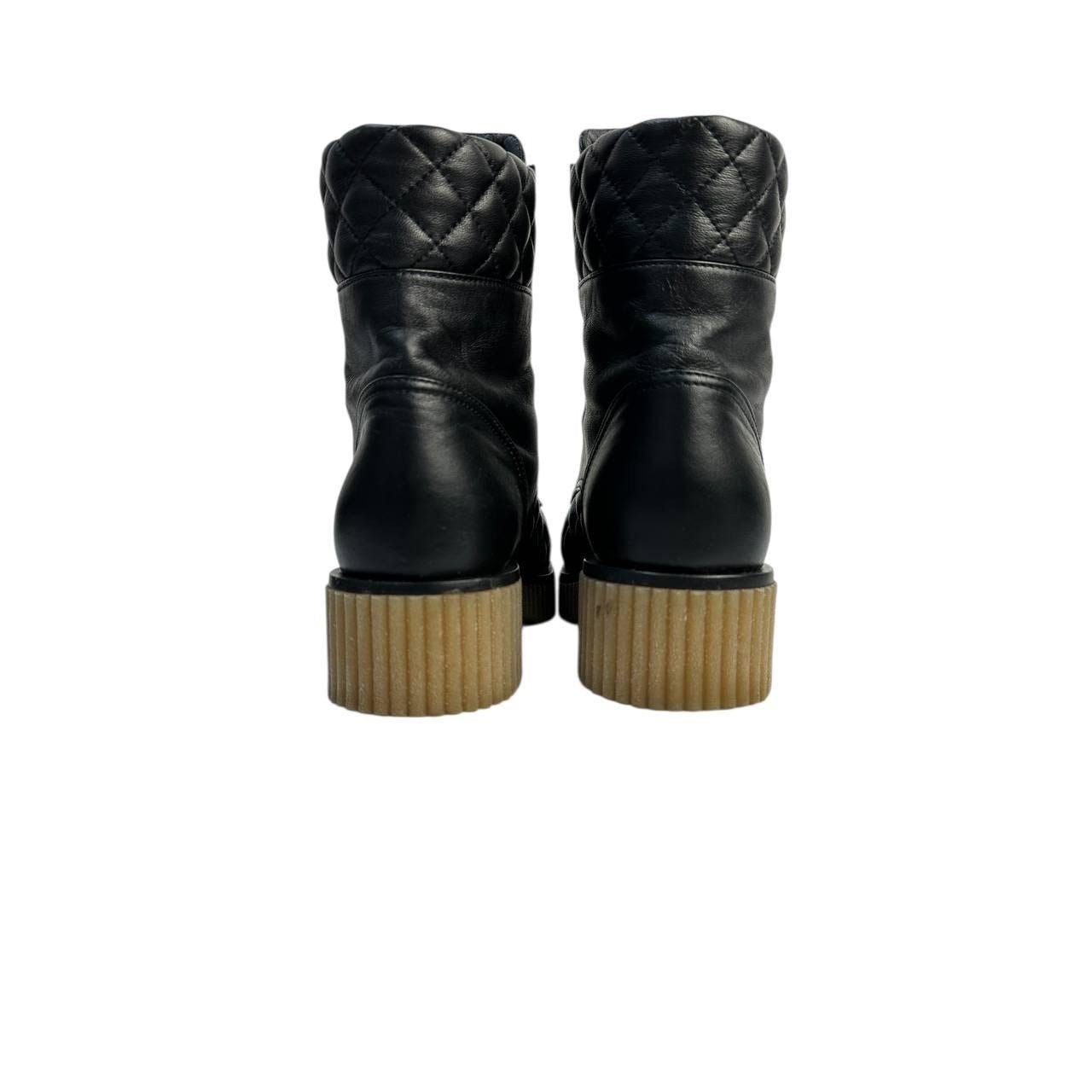 NWOB Chanel 20B Schwarz gesteppt CC Plattform Combat Stiefel Sz.38.5 im Angebot 1