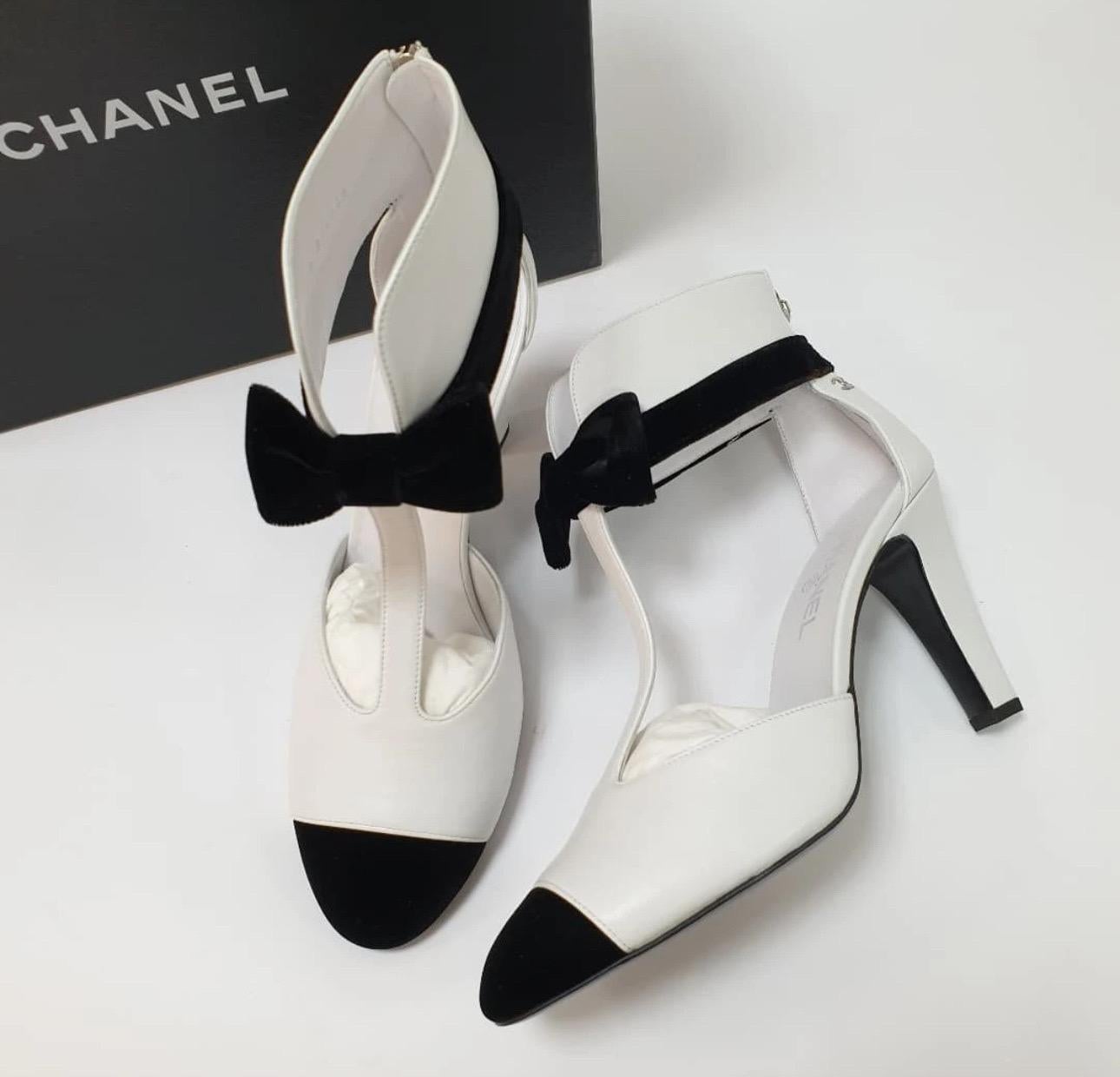Gehen Sie stilvoll aus mit diesen atemberaubenden NWOB Chanel Sandaletten mit Absätzen! Diese schicken Sandalen sind brandneu und wurden noch nie getragen. Das klassische schwarz-weiße Design bietet zeitlose Eleganz, perfekt für jeden Anlass. Bitte