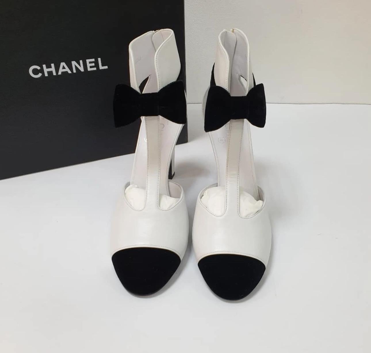 NWOB Chanel Schwarz Weiß Hochhackige Sandalen Sz.41 im Zustand „Neu“ in Krakow, PL