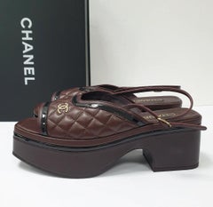 NWOB Chanel Borgoña Acolchado Plataforma Slingback Sandalias 40.5