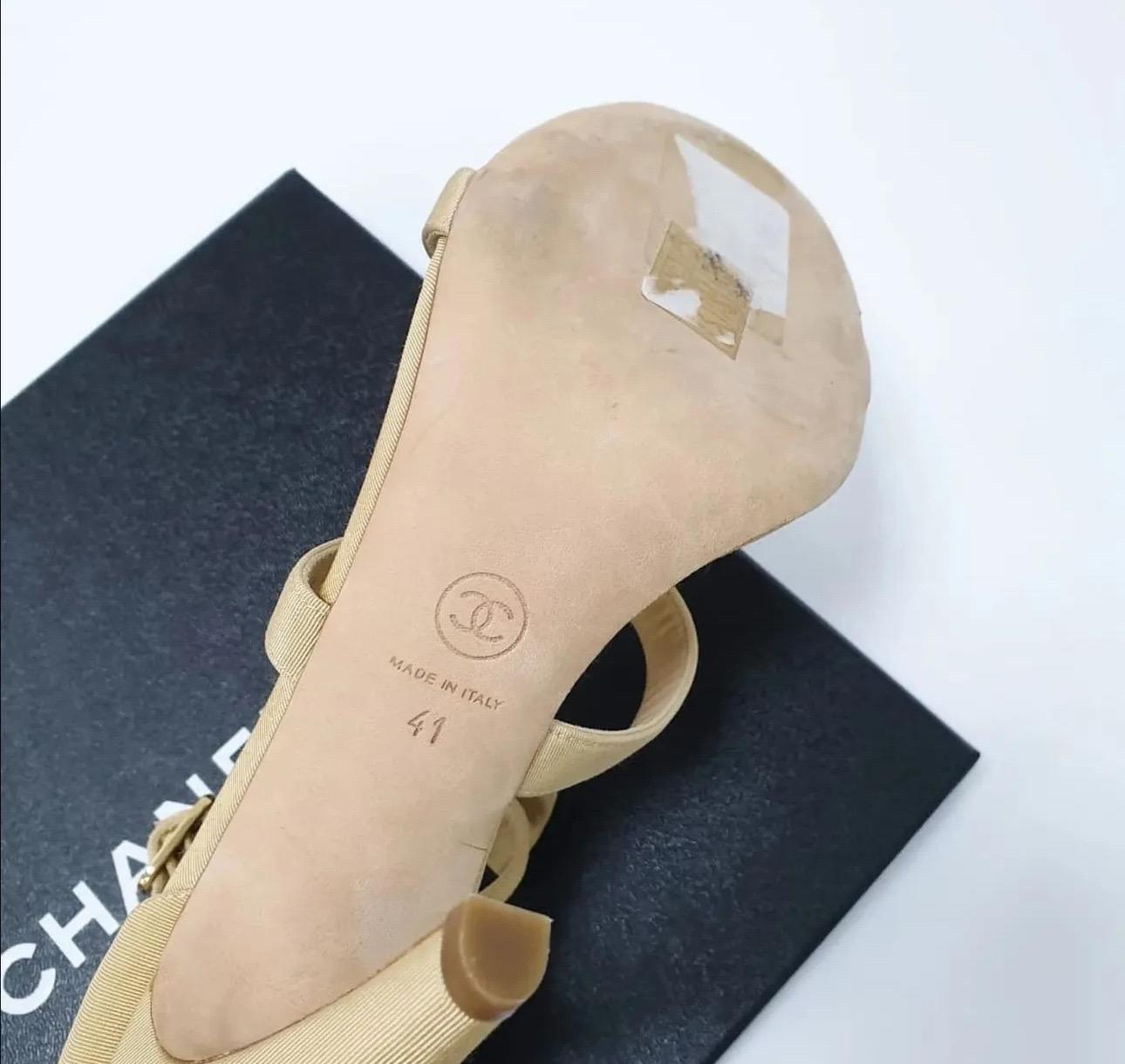 NWOB Chanel Creme Faux Perle Bogen hochhackigen Sandalen Sz.41 (Braun) im Angebot