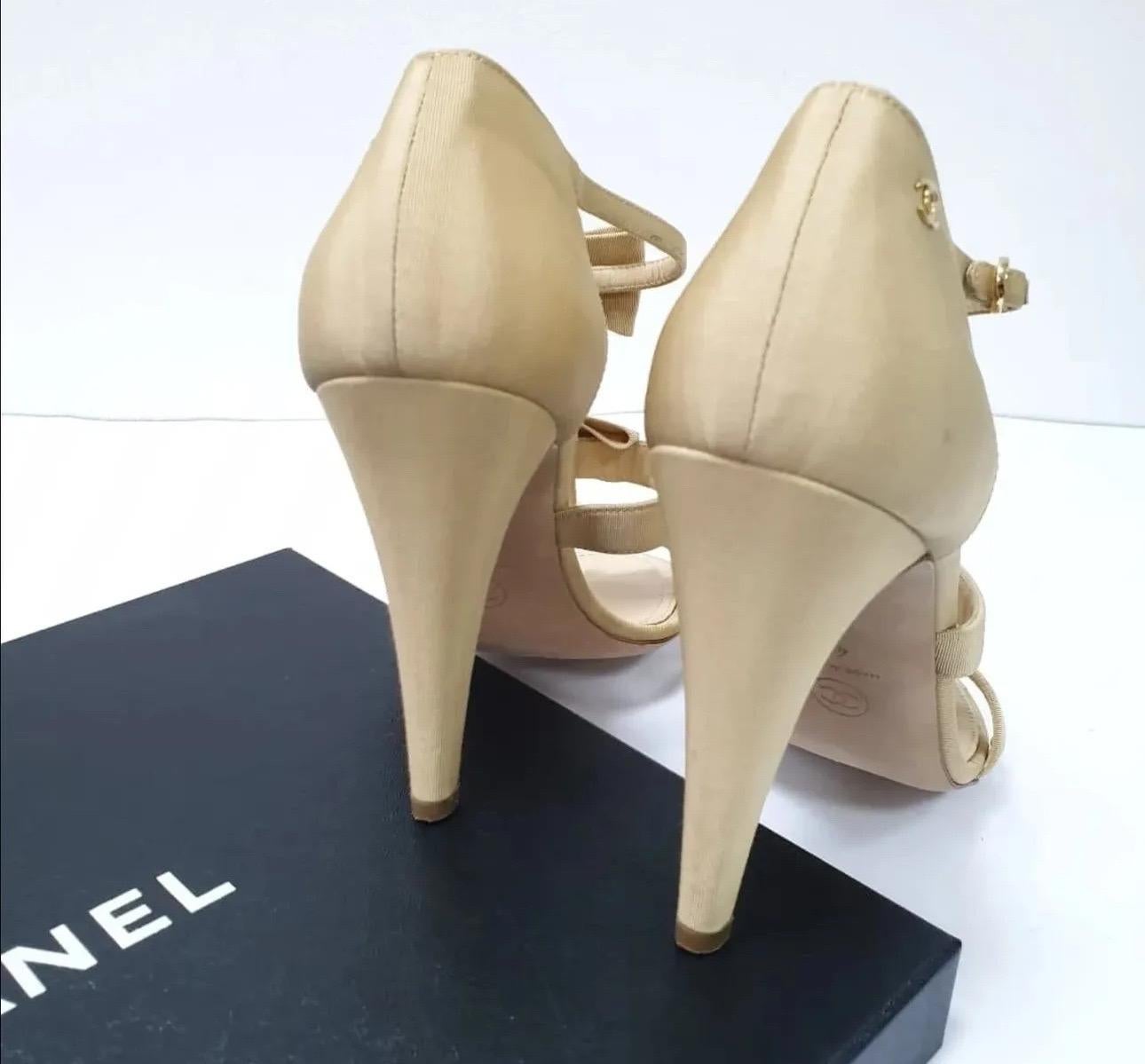 NWOB Chanel Creme Faux Perle Bogen hochhackigen Sandalen Sz.41 Damen im Angebot