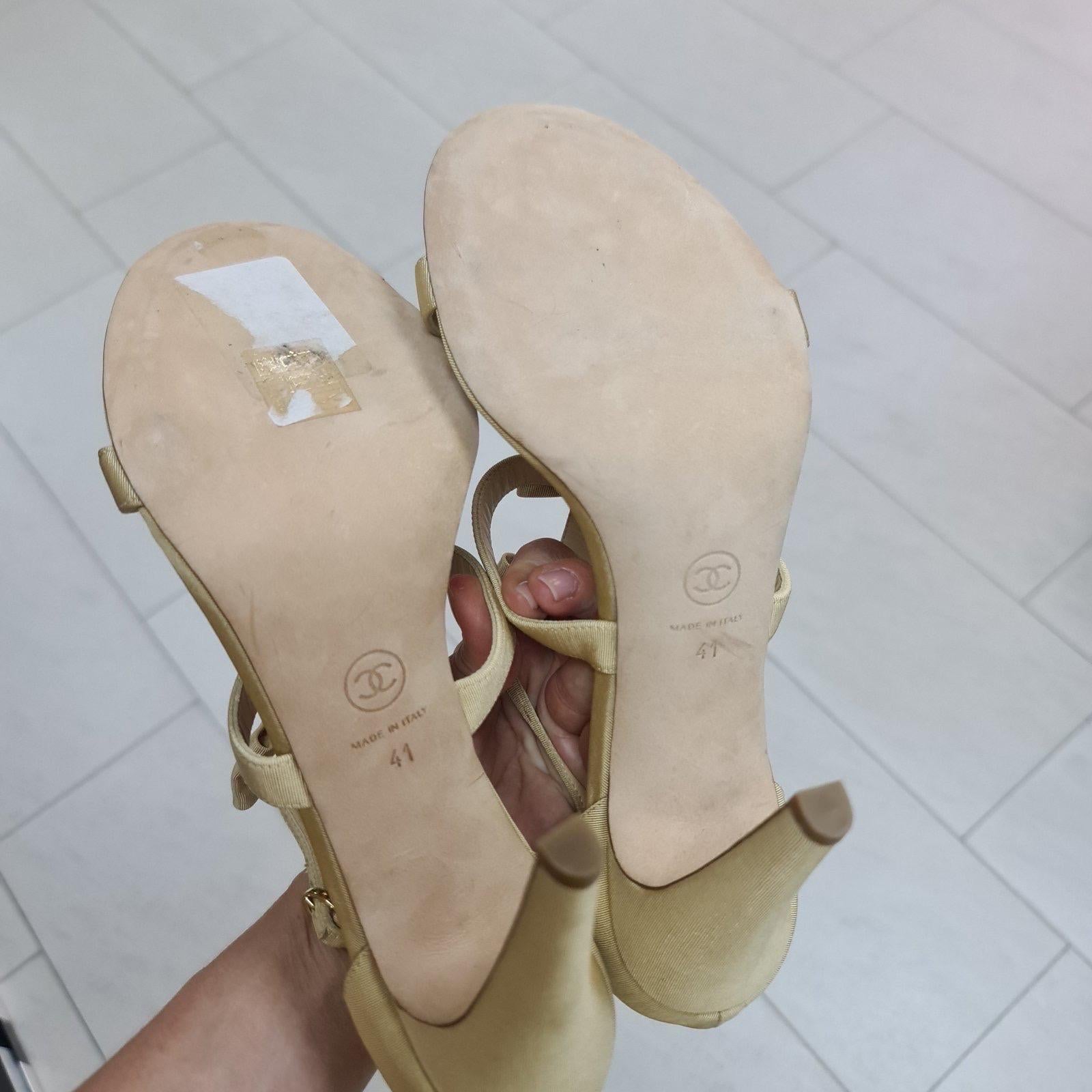 NWOB Chanel Creme Faux Perle Bogen hochhackigen Sandalen Sz.41 im Angebot 1