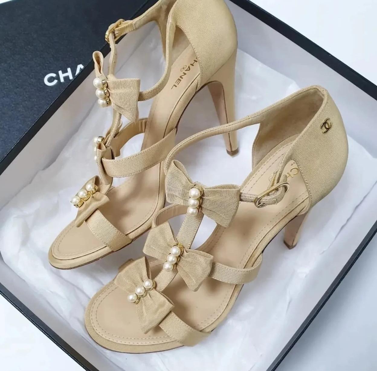NWOB Chanel Creme Faux Perle Bogen hochhackigen Sandalen Sz.41 im Angebot 4