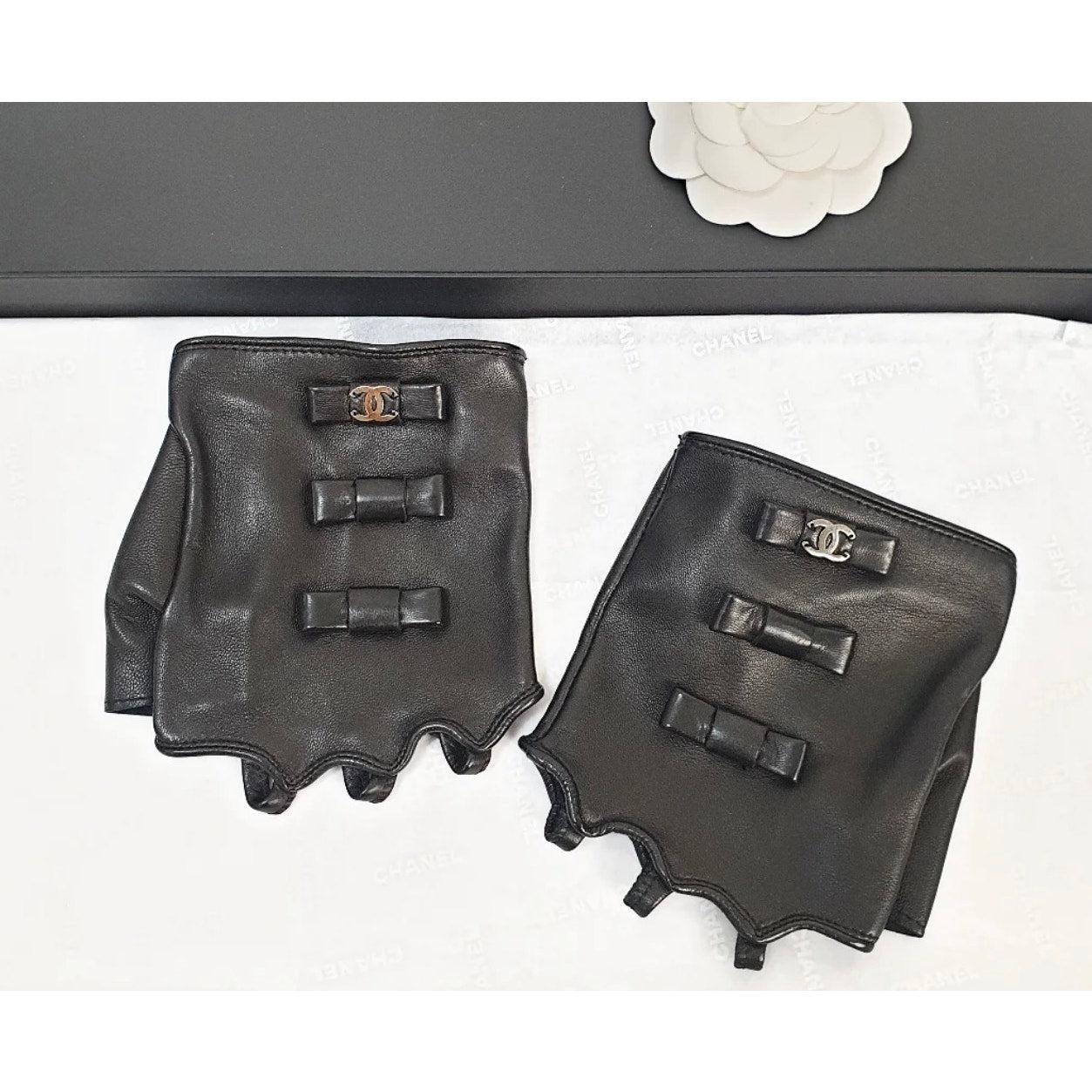 Mit diesen umwerfenden fingerlosen Handschuhen von CHANEL können Sie Ihren Stil aufwerten. Diese Handschuhe aus luxuriösem Lammleder sind mit dem kultigen, ineinandergreifenden CC-Logo und einem schicken Schleifendetail versehen. 

Größe: