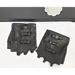 NWOB CHANEL Lambskin Black CC Logo Bow Fingerless Gloves Mittens  -7.5