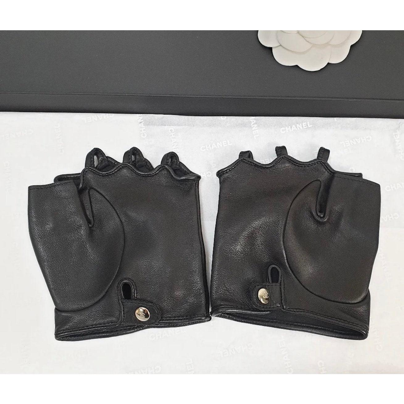 NWOB CHANEL Lammfell Schwarz CC Logo Bogen Fingerlose Handschuhe Fäustlinge  -7.5 im Zustand „Neu“ im Angebot in Krakow, PL